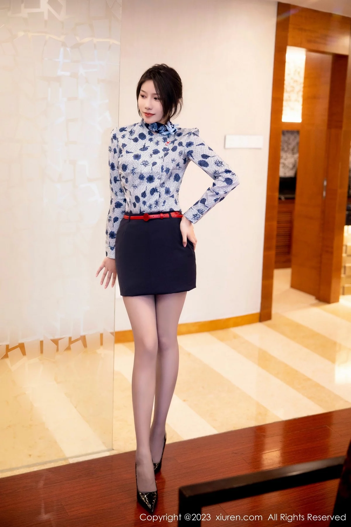 [[XiuRen秀人网]秀人网]No.6338_新人模特王楚璇脱空姐制服露黑色蕾丝内衣配超薄灰丝诱惑写真56P