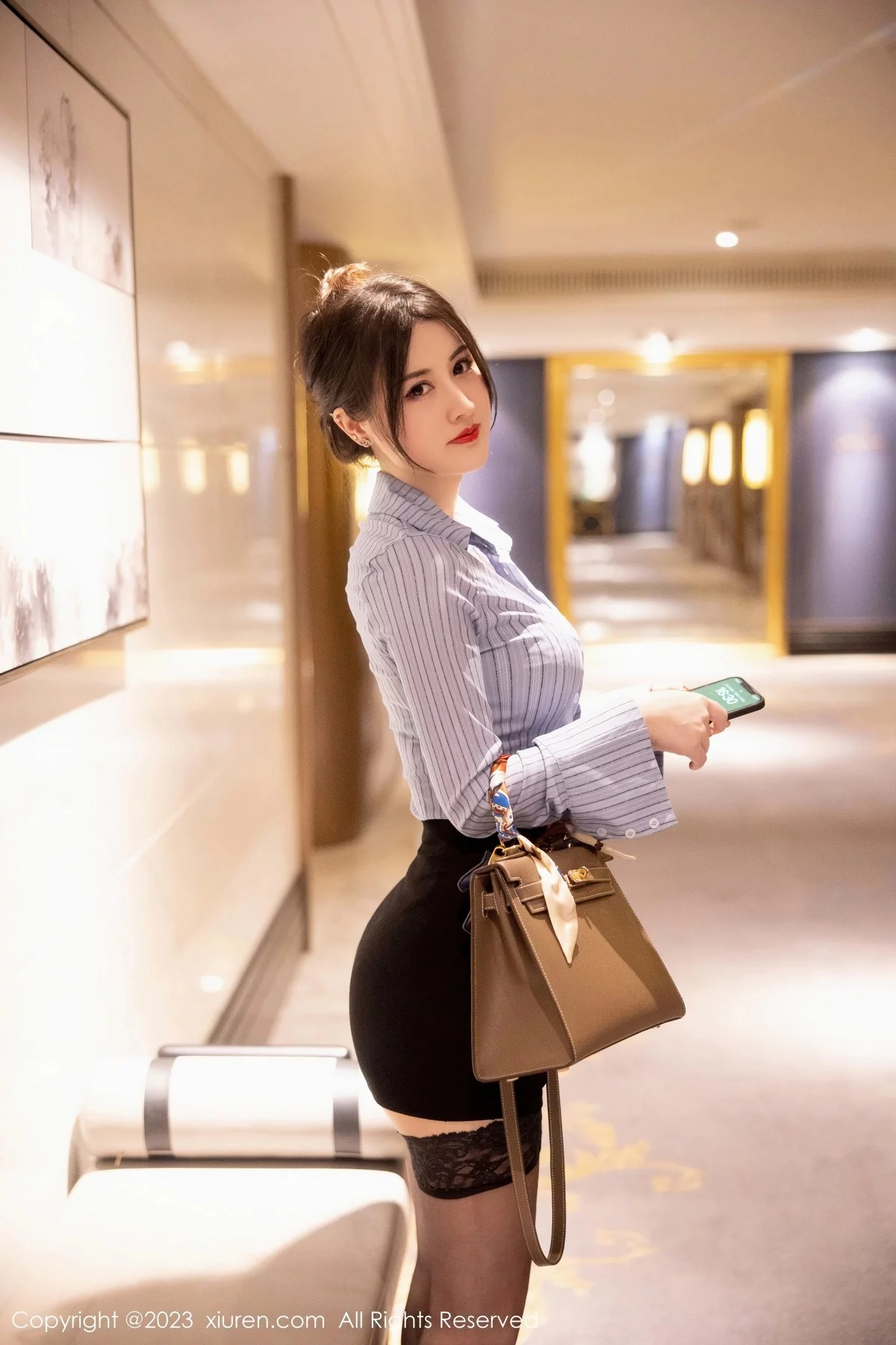 [[XiuRen秀人网]秀人网]No.6343_模特诗诗kiki条纹T恤配黑短裙露性感蕾丝内衣魅惑黑丝诱惑写真78P