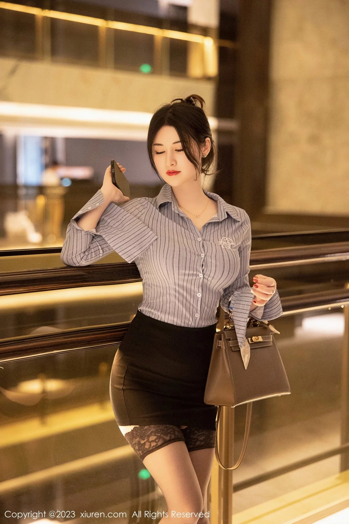 [[XiuRen秀人网]秀人网]No.6343_模特诗诗kiki条纹T恤配黑短裙露性感蕾丝内衣魅惑黑丝诱惑写真78P