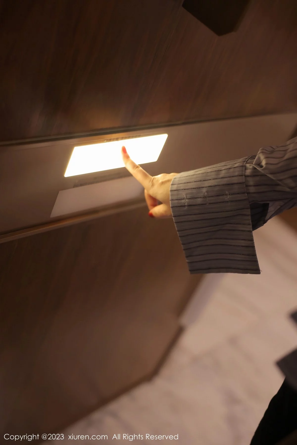 [[XiuRen秀人网]秀人网]No.6343_模特诗诗kiki条纹T恤配黑短裙露性感蕾丝内衣魅惑黑丝诱惑写真78P