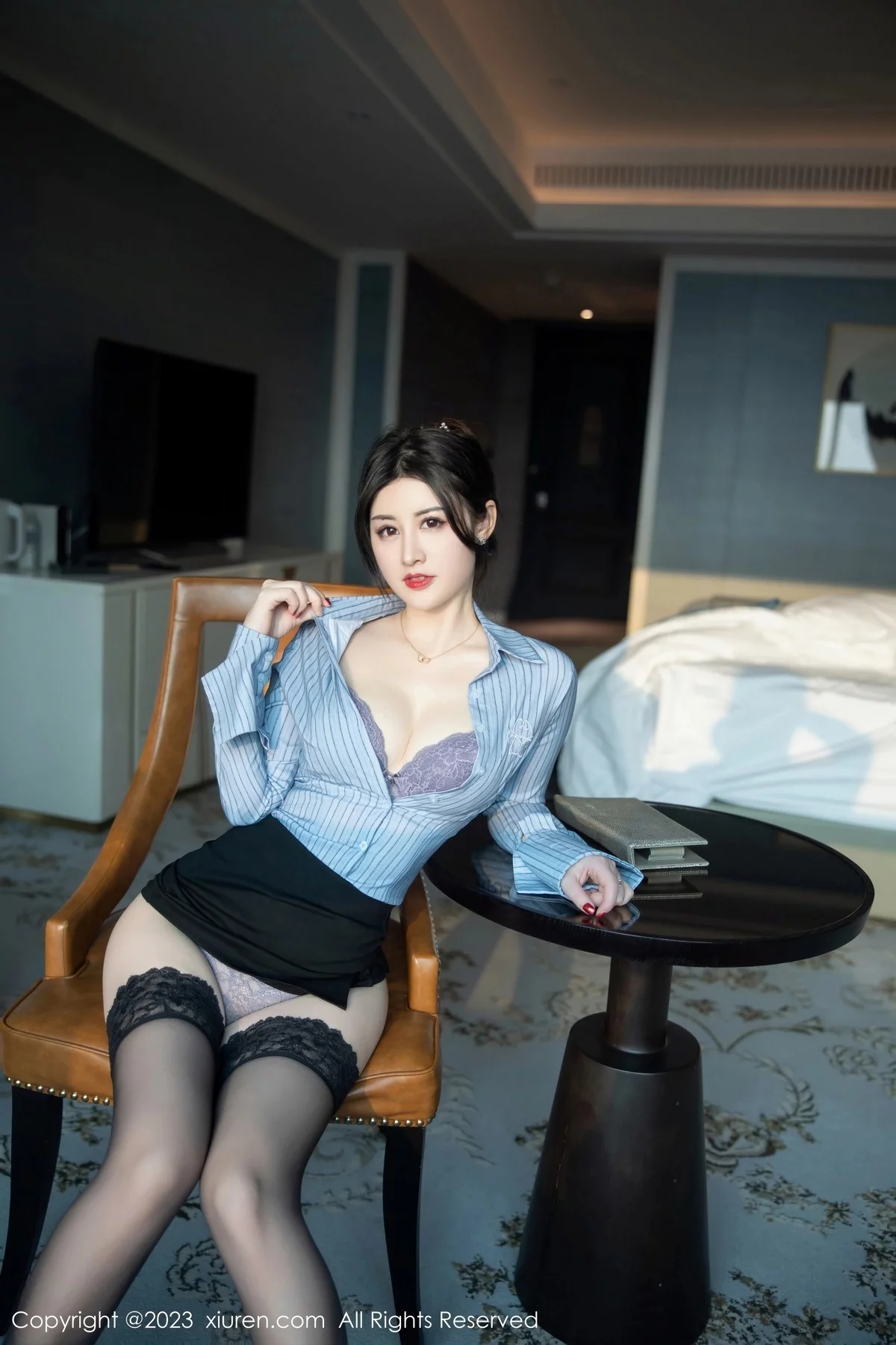 [[XiuRen秀人网]秀人网]No.6343_模特诗诗kiki条纹T恤配黑短裙露性感蕾丝内衣魅惑黑丝诱惑写真78P