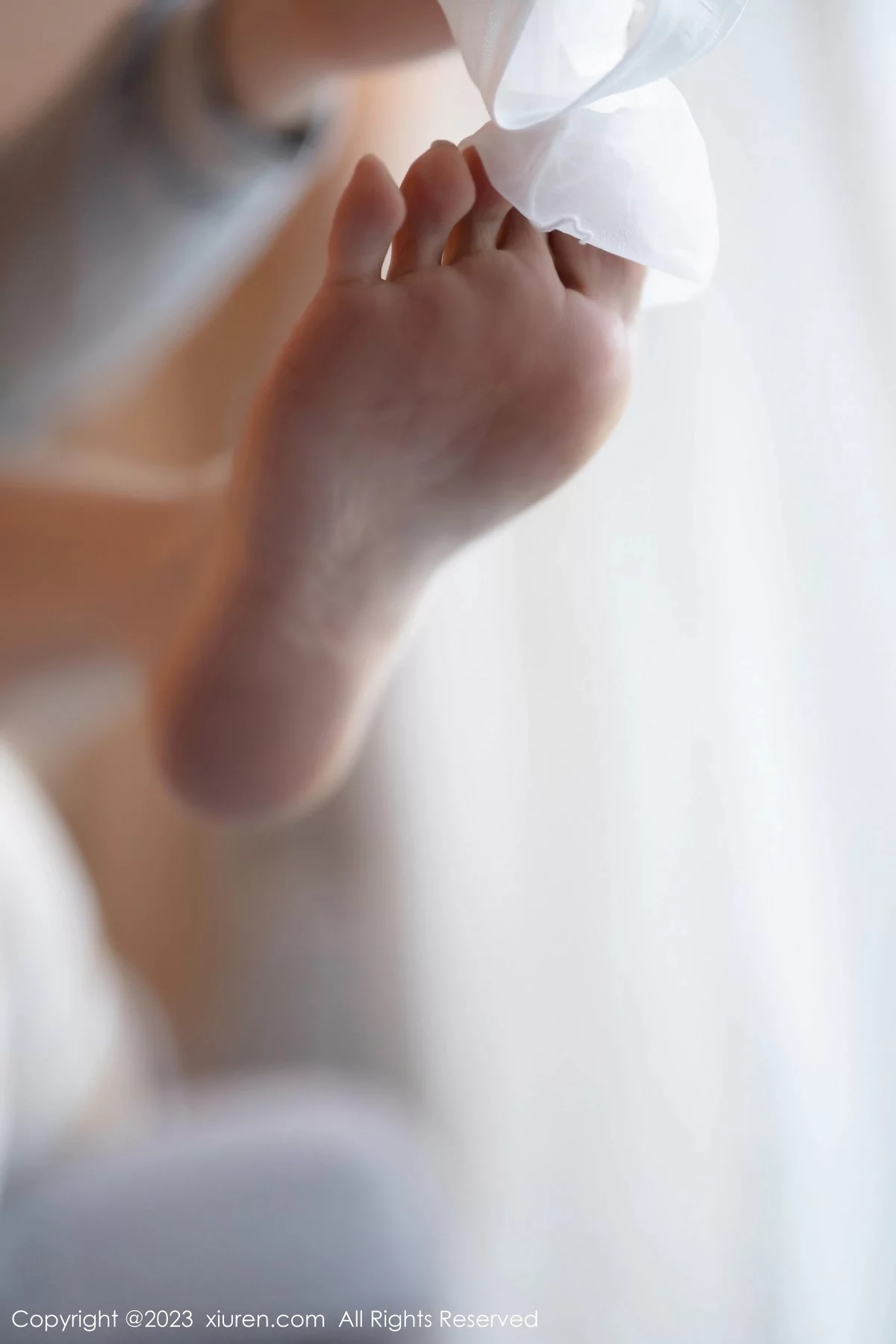 [[XiuRen秀人网]秀人网]No.6352_女神徐莉芝Booty灰色三点式内衣配白色丝袜秀曼妙身姿诱惑写真94P