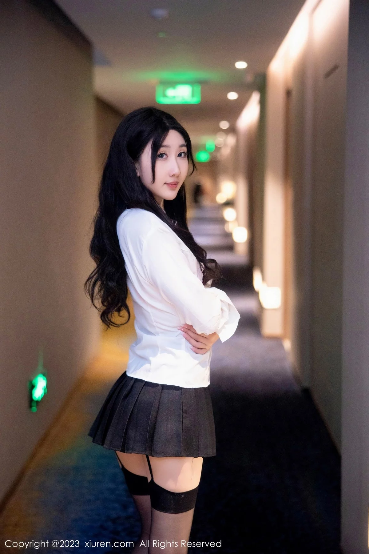 [[XiuRen秀人网]秀人网]No.6350_模特江真真性感白T配黑短裙露粉色蕾丝内衣黑丝吊袜诱惑写真90P