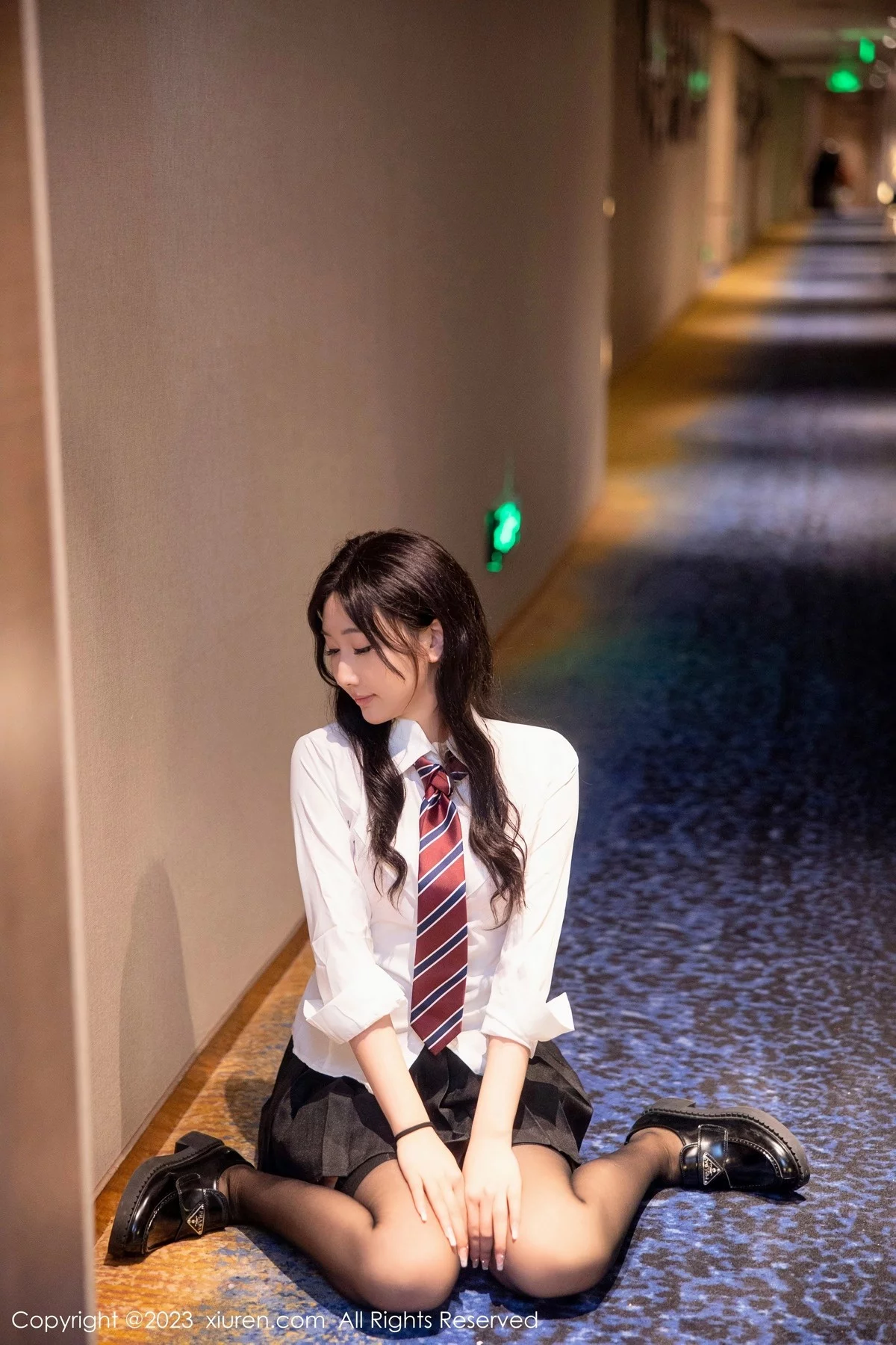 [[XiuRen秀人网]秀人网]No.6350_模特江真真性感白T配黑短裙露粉色蕾丝内衣黑丝吊袜诱惑写真90P