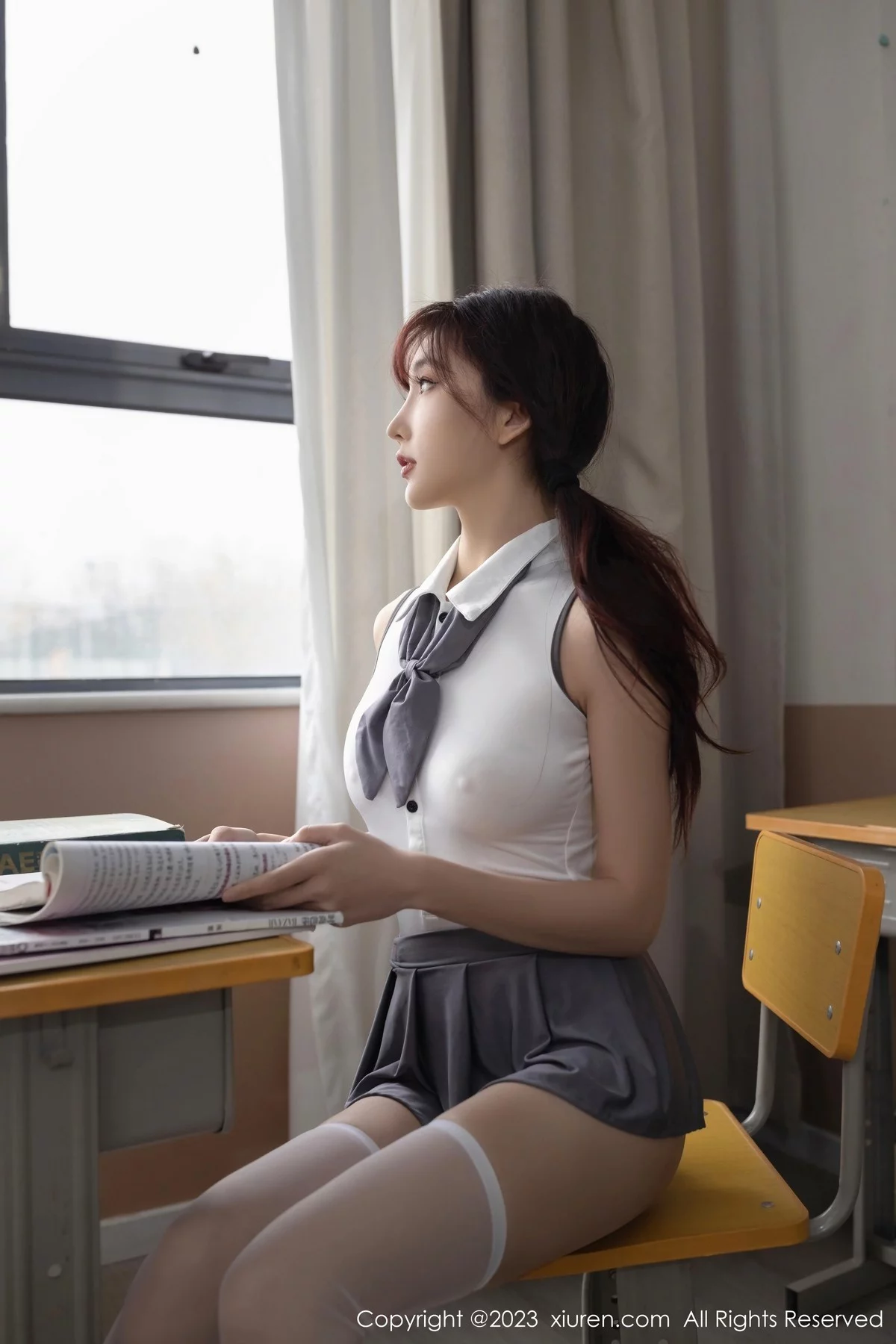 [[XiuRen秀人网]秀人网]No.6353_女神陆萱萱教室场景学生角色白色上衣配灰色短裙迷人诱惑写真81P