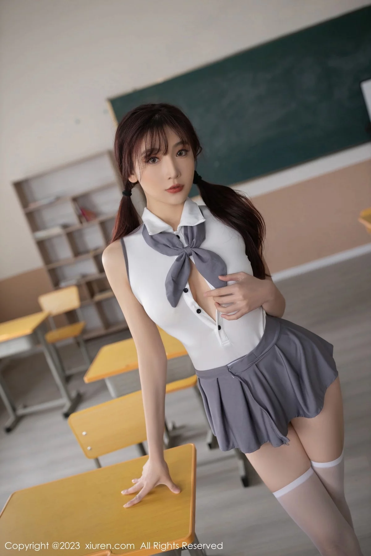 [[XiuRen秀人网]秀人网]No.6353_女神陆萱萱教室场景学生角色白色上衣配灰色短裙迷人诱惑写真81P