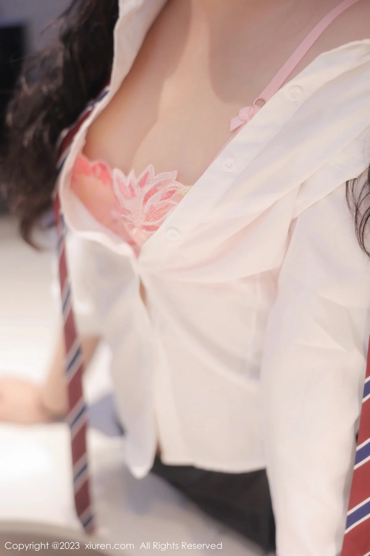 [[XiuRen秀人网]秀人网]No.6350_模特江真真性感白T配黑短裙露粉色蕾丝内衣黑丝吊袜诱惑写真90P