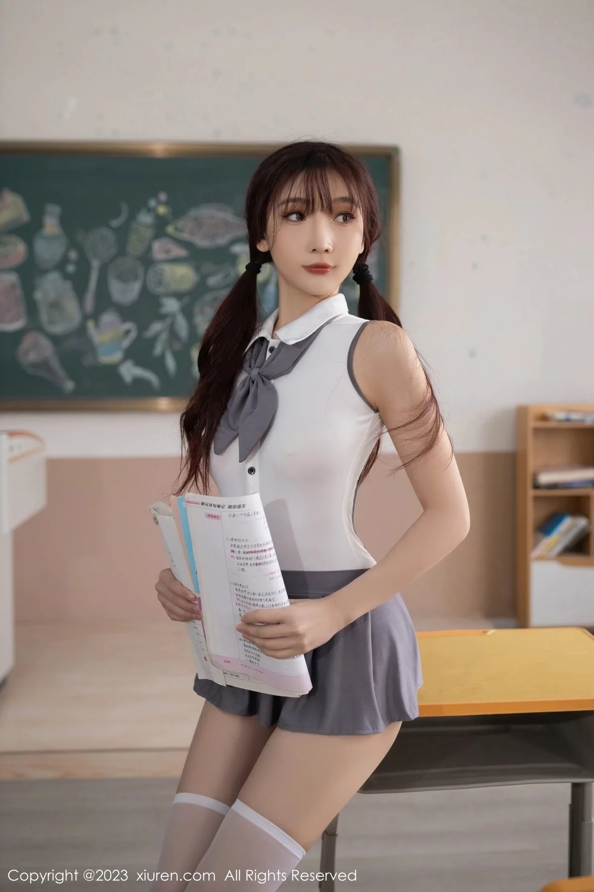 [[XiuRen秀人网]秀人网]No.6353_女神陆萱萱教室场景学生角色白色上衣配灰色短裙迷人诱惑写真81P