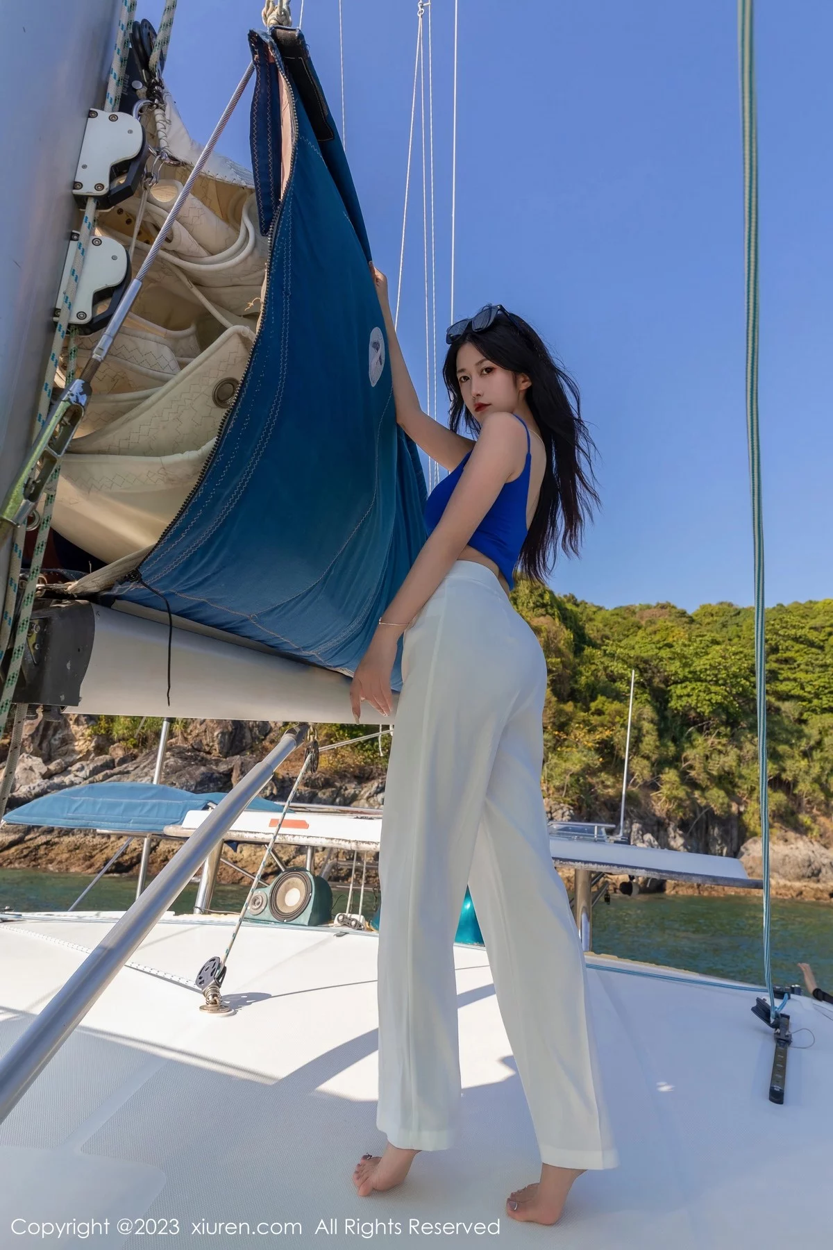 [[XiuRen秀人网]秀人网]No.6359_模特laura阿姣蓝色短款上衣配白色长裤半脱秀丰满身材诱惑写真68P