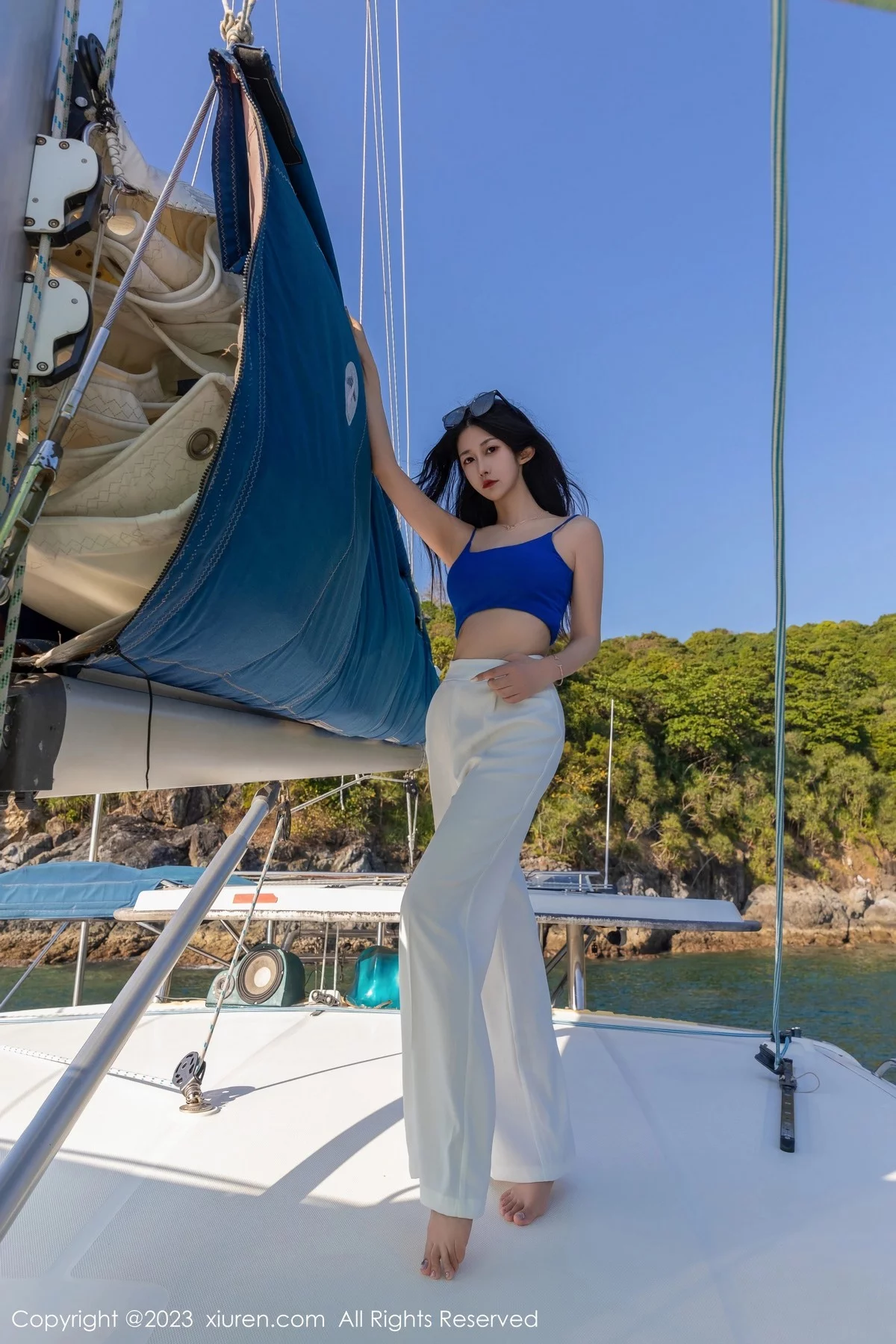 [[XiuRen秀人网]秀人网]No.6359_模特laura阿姣蓝色短款上衣配白色长裤半脱秀丰满身材诱惑写真68P