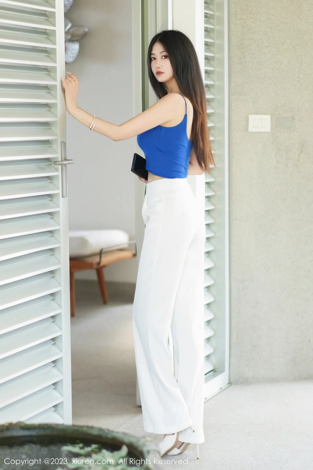 [[XiuRen秀人网]秀人网]No.6359_模特laura阿姣蓝色短款上衣配白色长裤半脱秀丰满身材诱惑写真68P