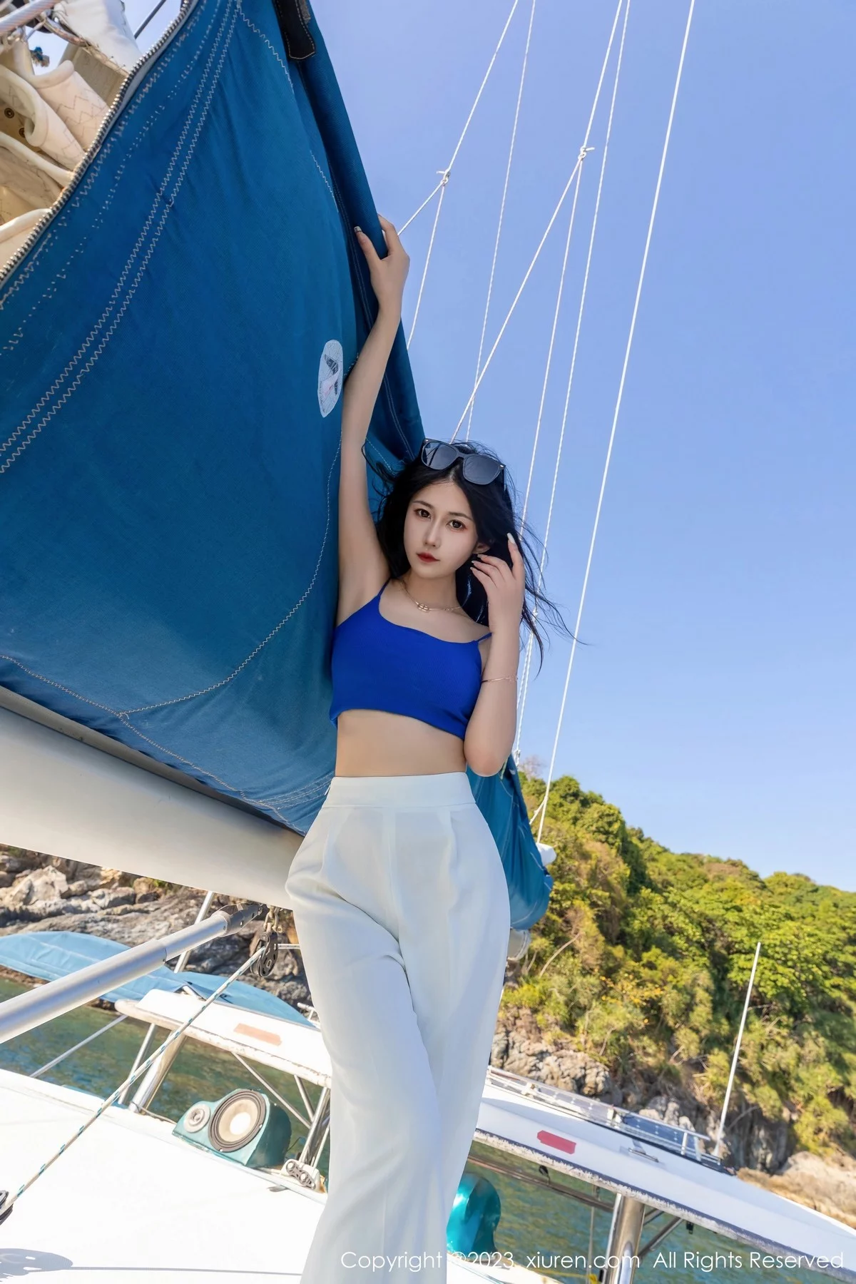 [[XiuRen秀人网]秀人网]No.6359_模特laura阿姣蓝色短款上衣配白色长裤半脱秀丰满身材诱惑写真68P