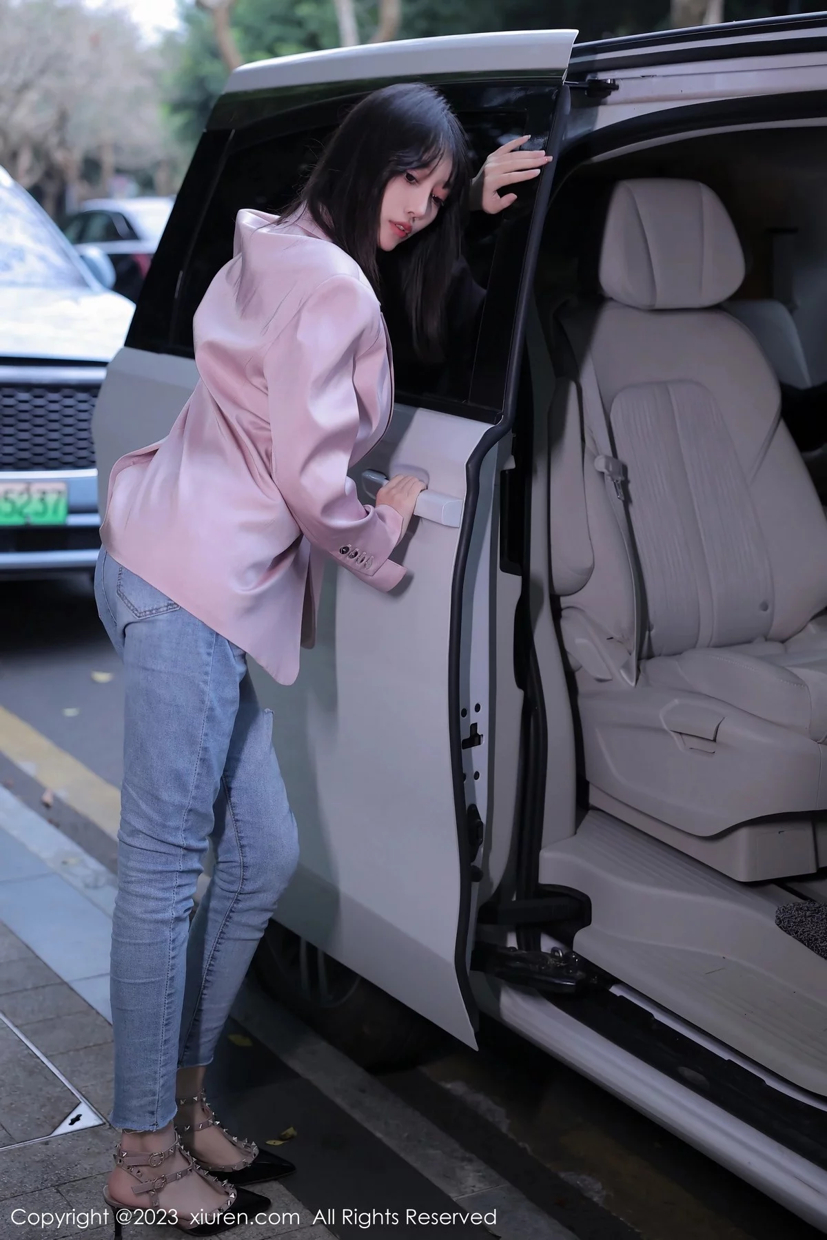 [[XiuRen秀人网]秀人网]No.6355_模特玥儿玥er万宁旅拍粉灰色上衣配牛仔裤露白色内衣诱惑写真55P