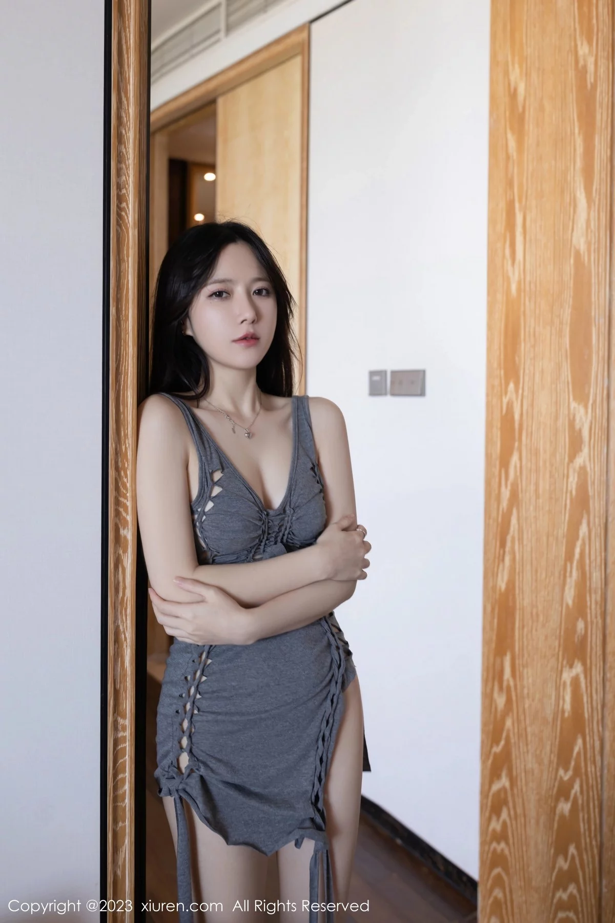 [[XiuRen秀人网]秀人网]No.6361_模特鱼子酱Fish灰色地带主题灰色连衣短裙秀曼妙身姿诱惑写真79P
