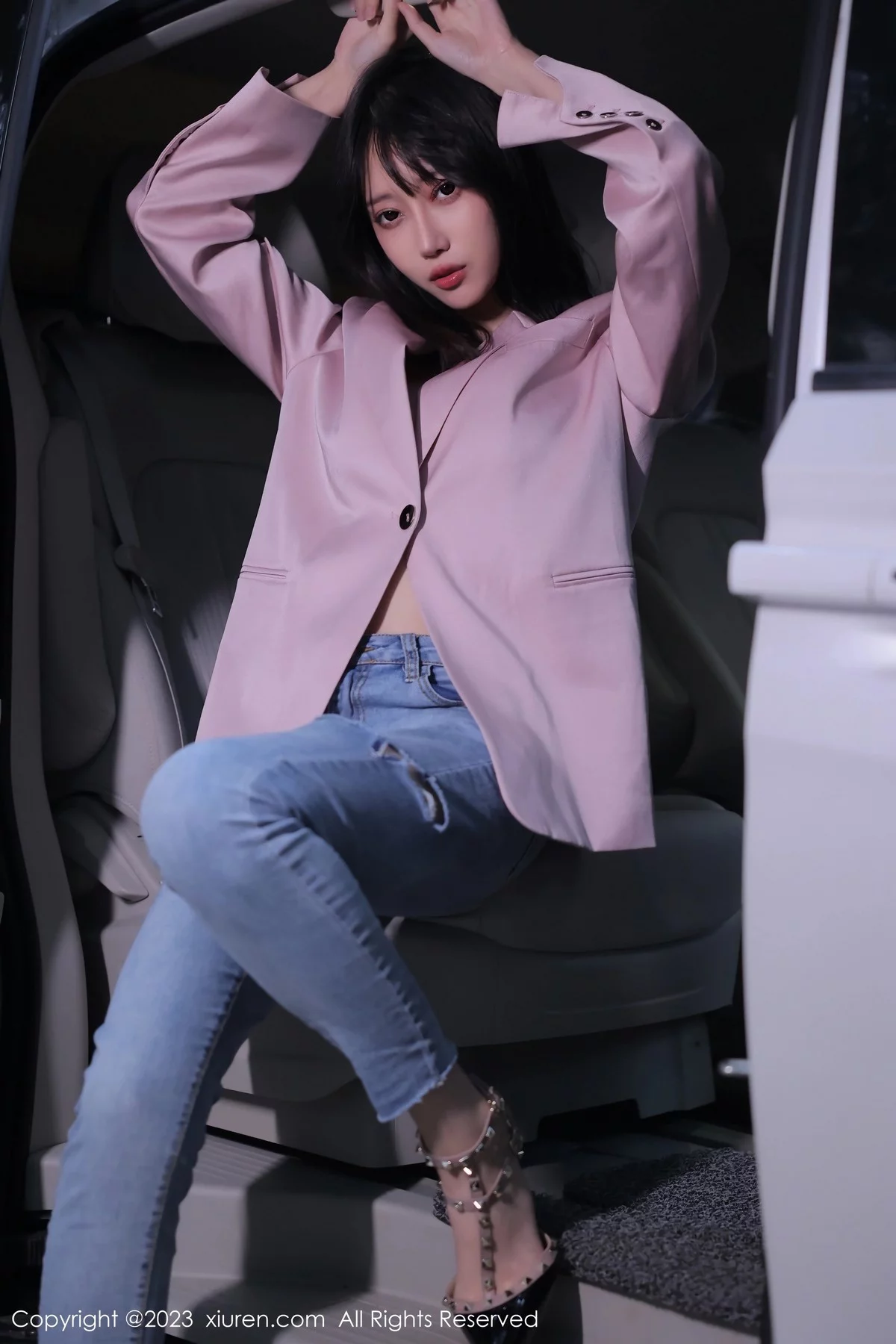 [[XiuRen秀人网]秀人网]No.6355_模特玥儿玥er万宁旅拍粉灰色上衣配牛仔裤露白色内衣诱惑写真55P