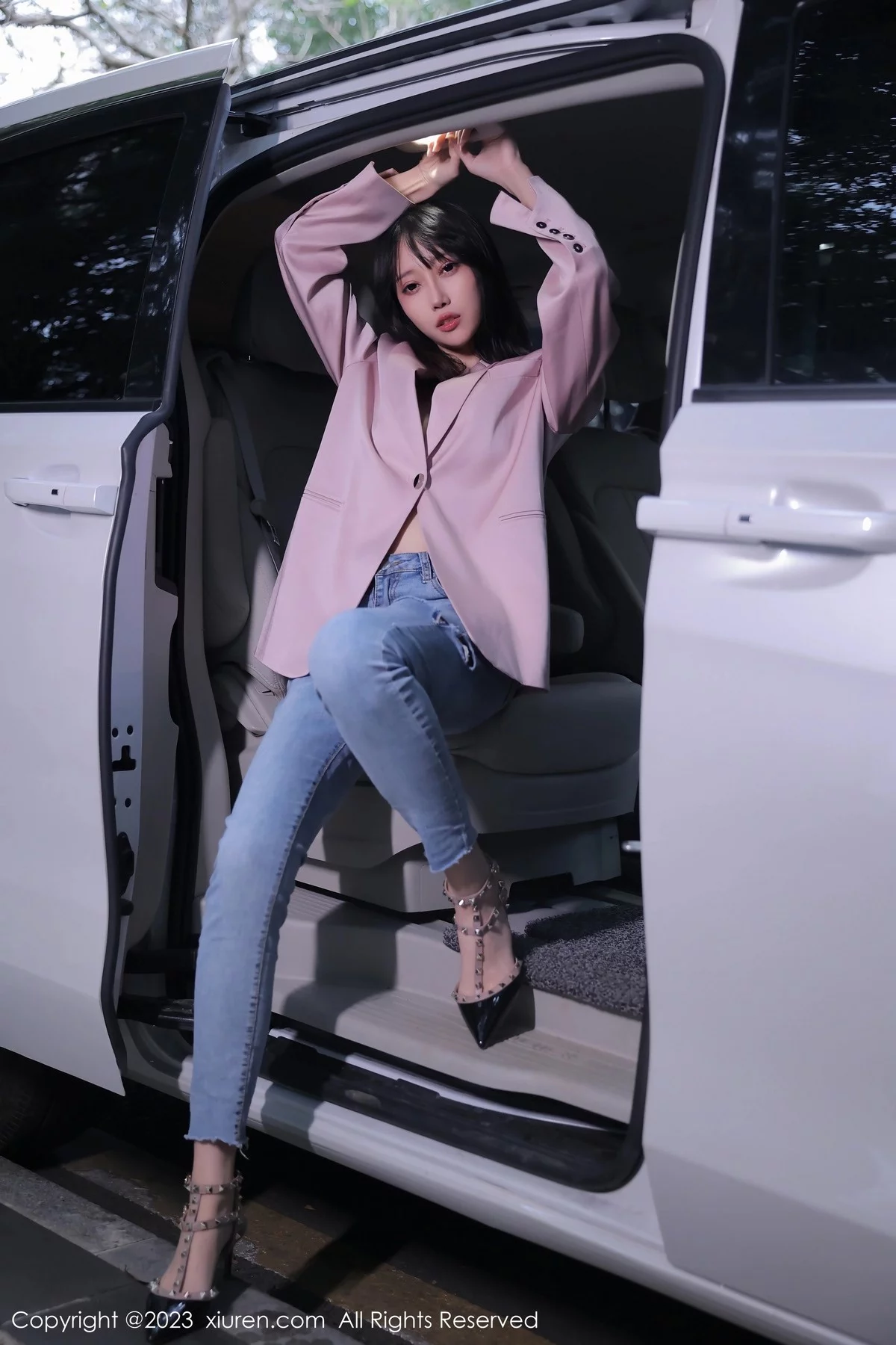 [[XiuRen秀人网]秀人网]No.6355_模特玥儿玥er万宁旅拍粉灰色上衣配牛仔裤露白色内衣诱惑写真55P