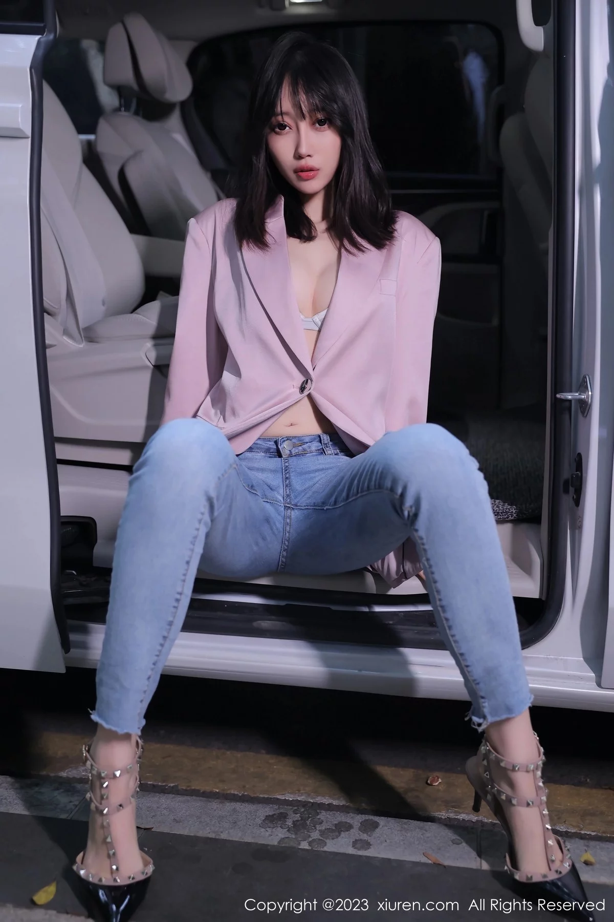 [[XiuRen秀人网]秀人网]No.6355_模特玥儿玥er万宁旅拍粉灰色上衣配牛仔裤露白色内衣诱惑写真55P