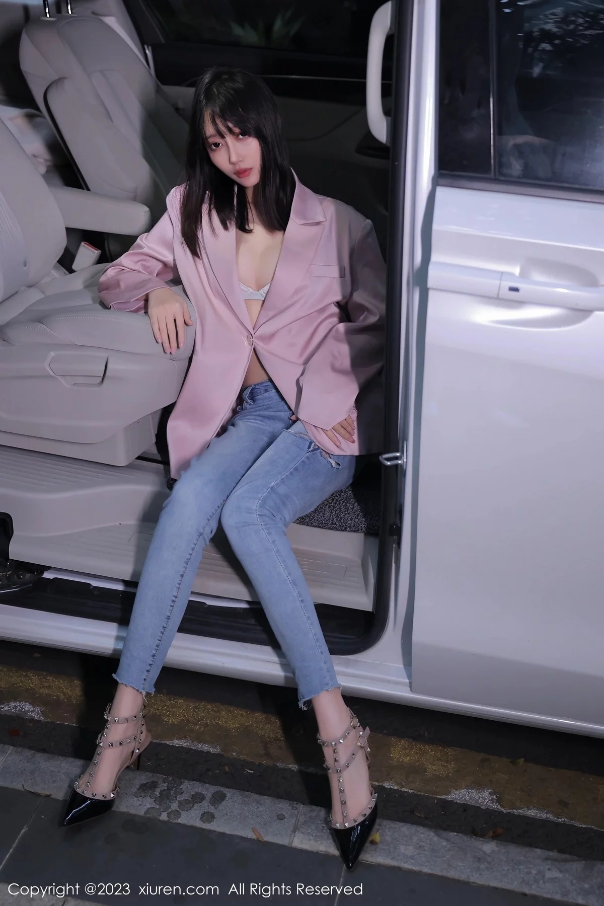 [[XiuRen秀人网]秀人网]No.6355_模特玥儿玥er万宁旅拍粉灰色上衣配牛仔裤露白色内衣诱惑写真55P