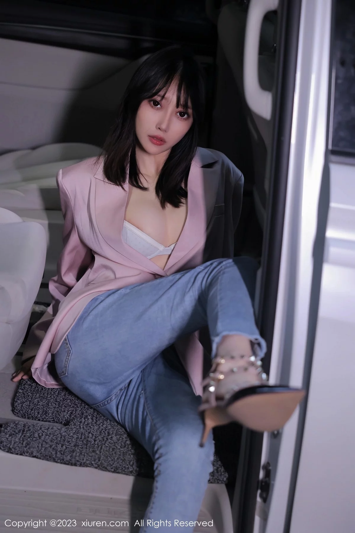 [[XiuRen秀人网]秀人网]No.6355_模特玥儿玥er万宁旅拍粉灰色上衣配牛仔裤露白色内衣诱惑写真55P