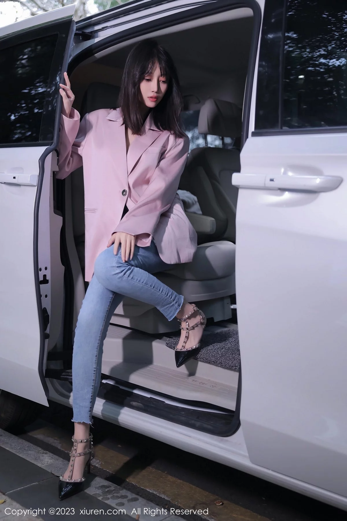 [[XiuRen秀人网]秀人网]No.6355_模特玥儿玥er万宁旅拍粉灰色上衣配牛仔裤露白色内衣诱惑写真55P