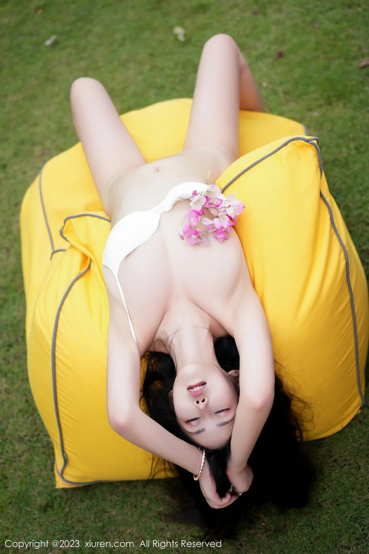 [[XiuRen秀人网]秀人网]No.6359_模特laura阿姣蓝色短款上衣配白色长裤半脱秀丰满身材诱惑写真68P