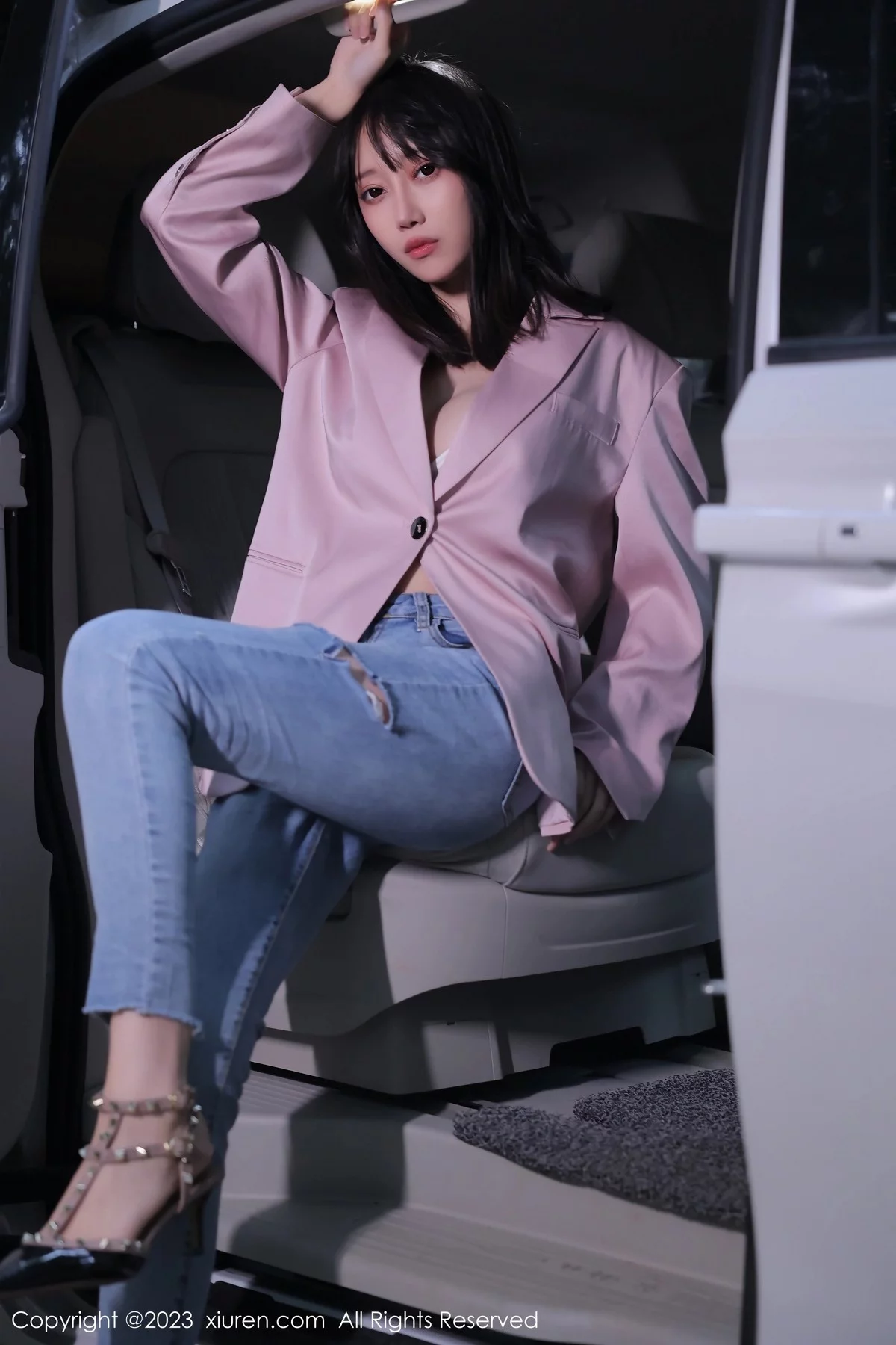 [[XiuRen秀人网]秀人网]No.6355_模特玥儿玥er万宁旅拍粉灰色上衣配牛仔裤露白色内衣诱惑写真55P