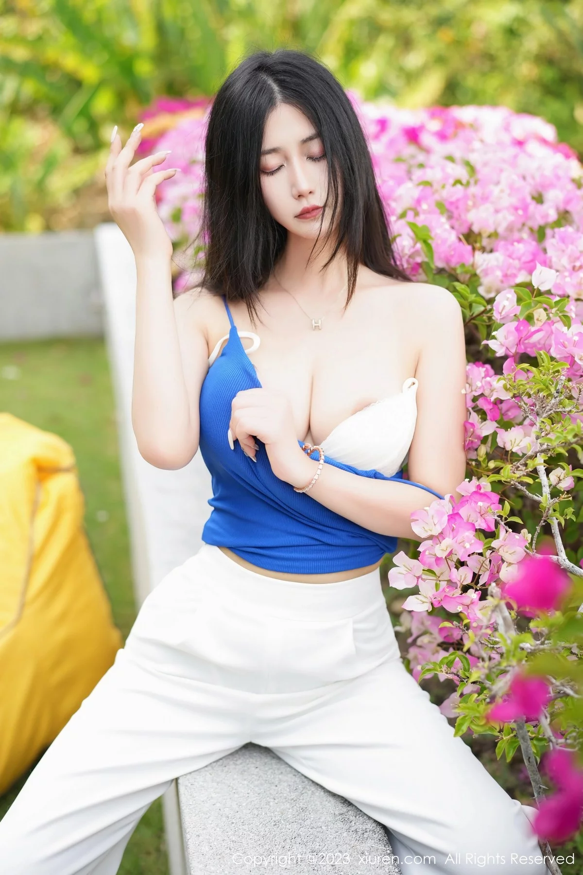 [[XiuRen秀人网]秀人网]No.6359_模特laura阿姣蓝色短款上衣配白色长裤半脱秀丰满身材诱惑写真68P