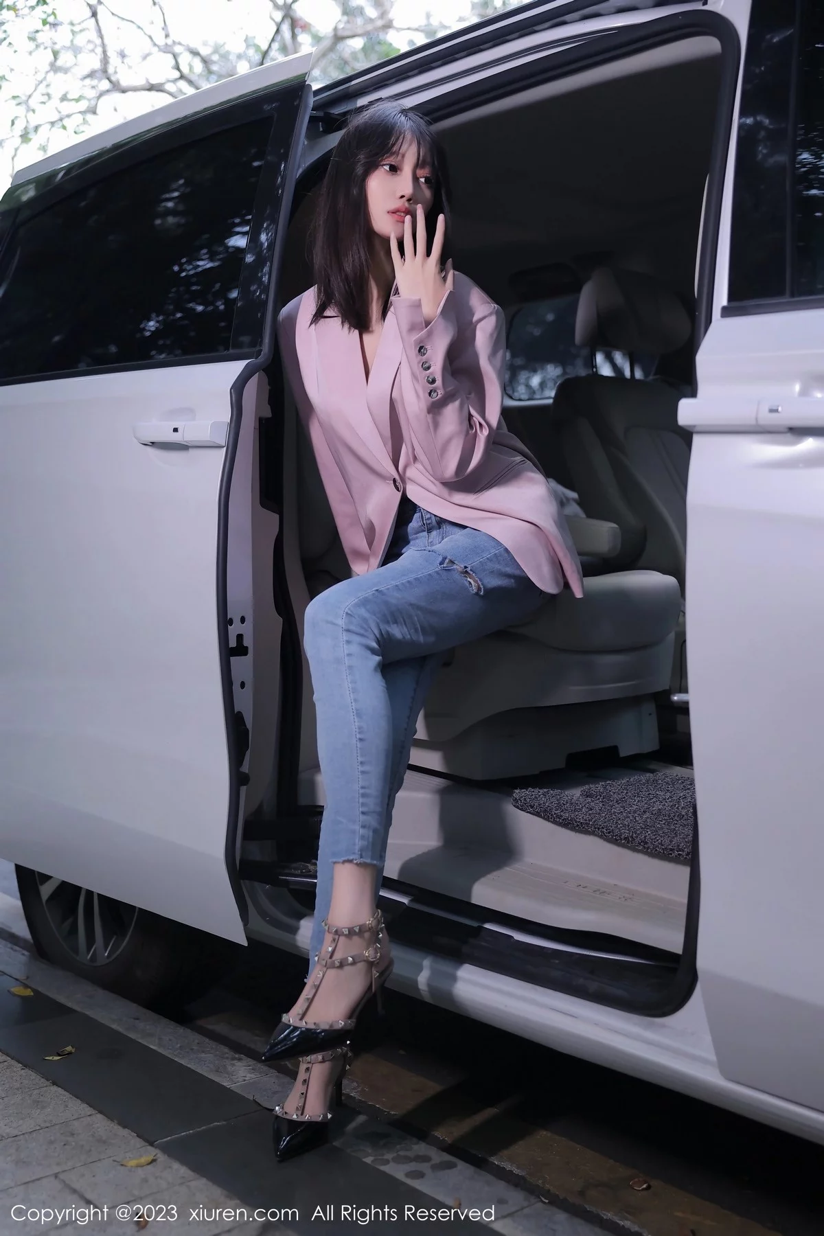 [[XiuRen秀人网]秀人网]No.6355_模特玥儿玥er万宁旅拍粉灰色上衣配牛仔裤露白色内衣诱惑写真55P