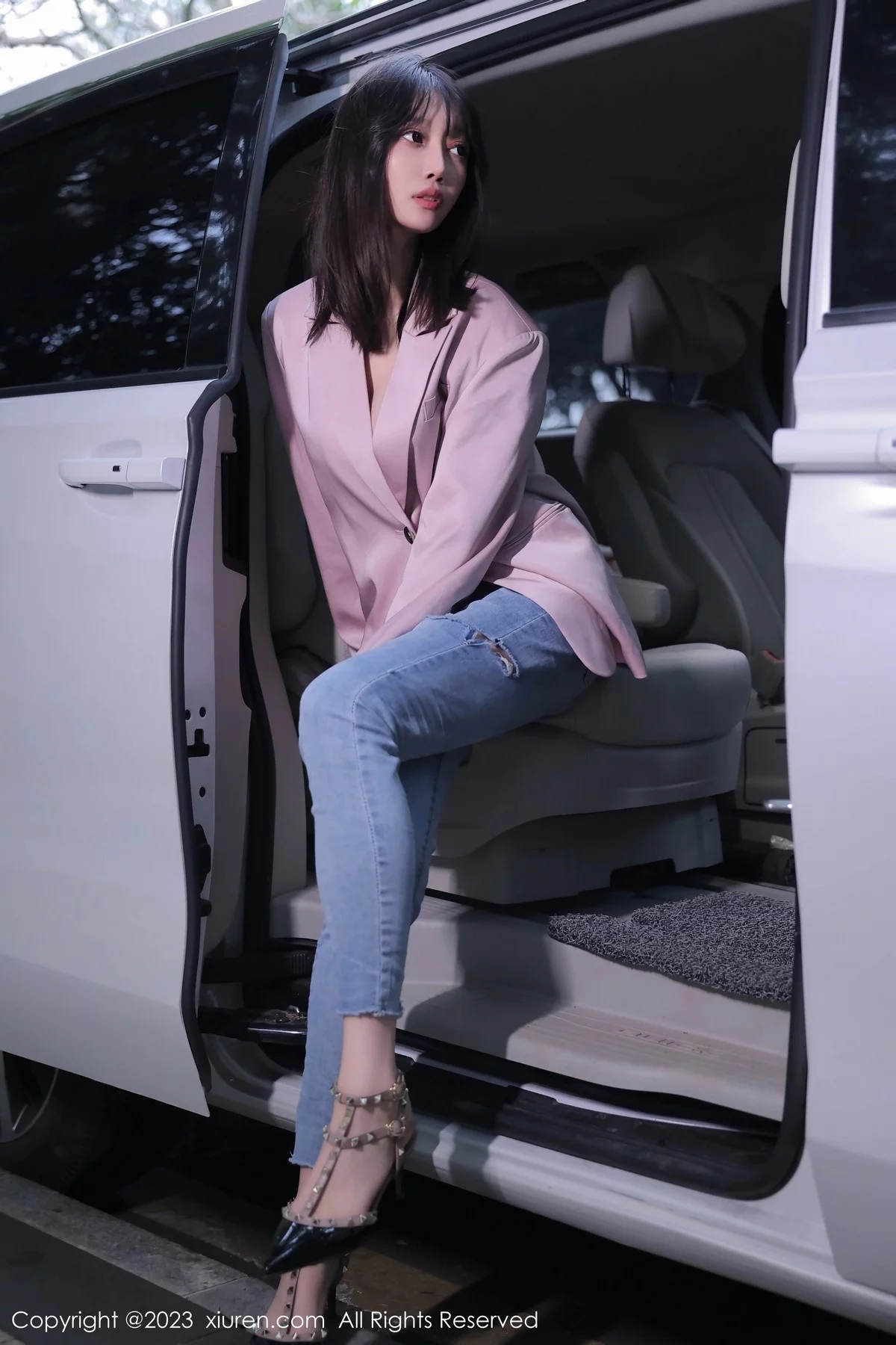 [[XiuRen秀人网]秀人网]No.6355_模特玥儿玥er万宁旅拍粉灰色上衣配牛仔裤露白色内衣诱惑写真55P