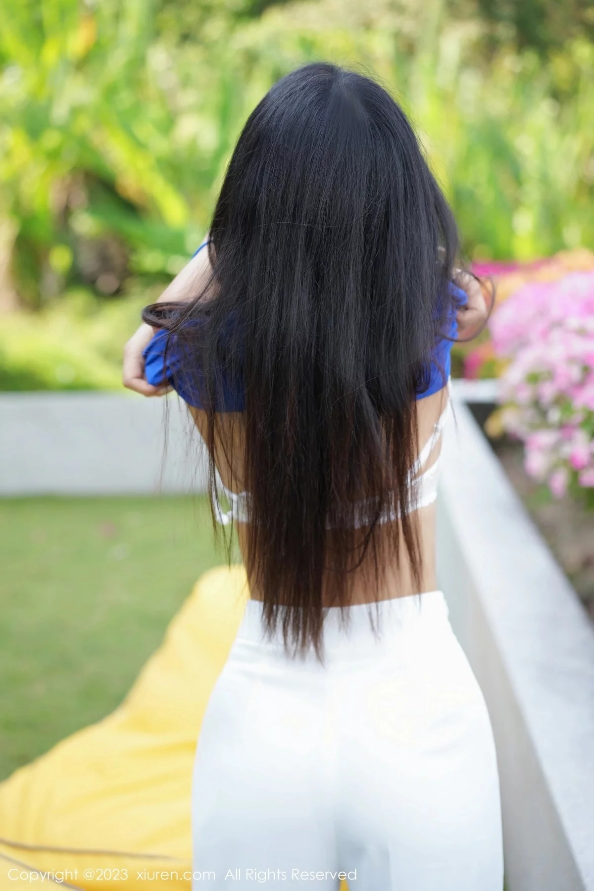 [[XiuRen秀人网]秀人网]No.6359_模特laura阿姣蓝色短款上衣配白色长裤半脱秀丰满身材诱惑写真68P