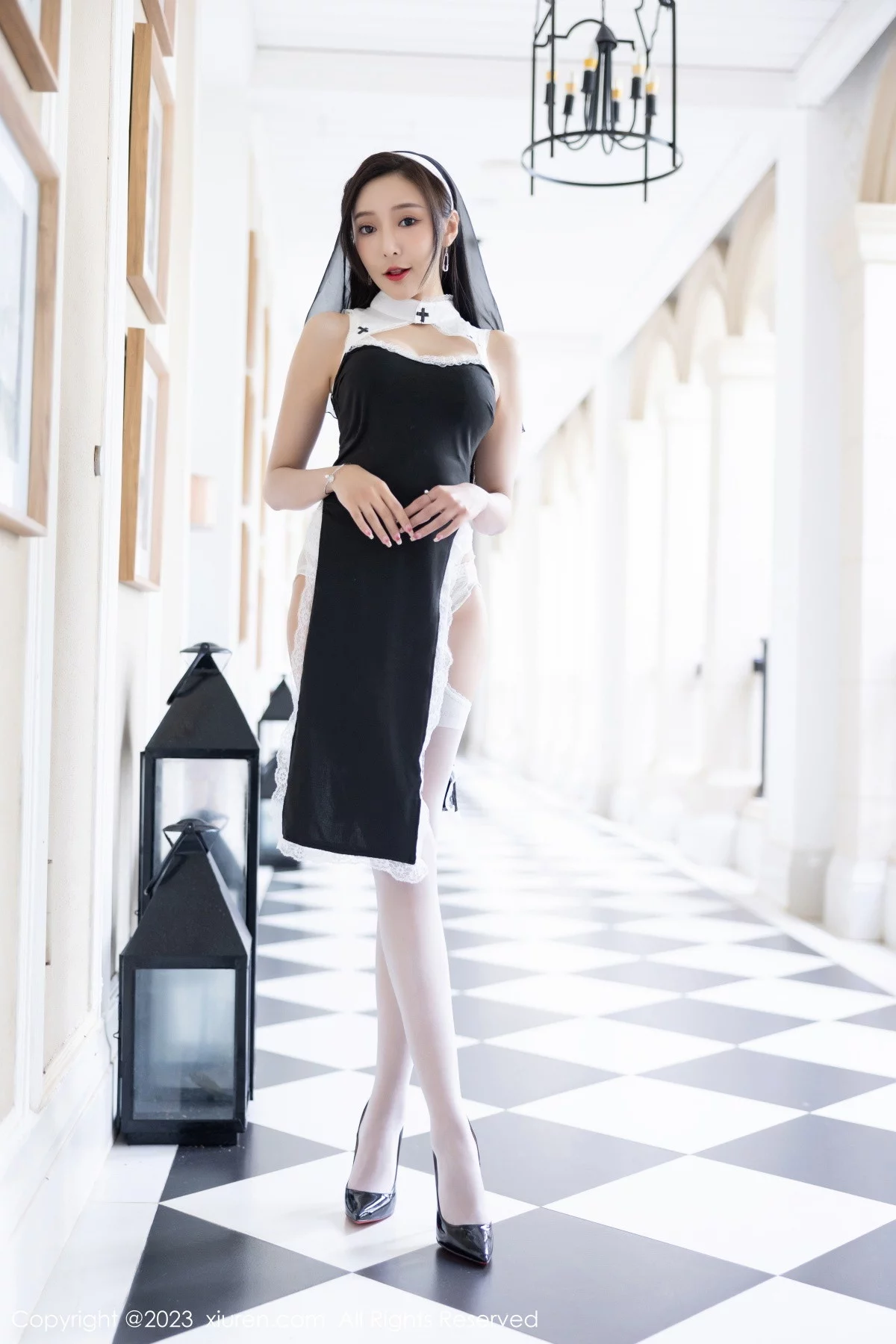 [[XiuRen秀人网]秀人网]No.6284_女神王馨瑶yanni私房半脱露白色蕾丝内衣配白丝吊袜惹火诱惑写真81P