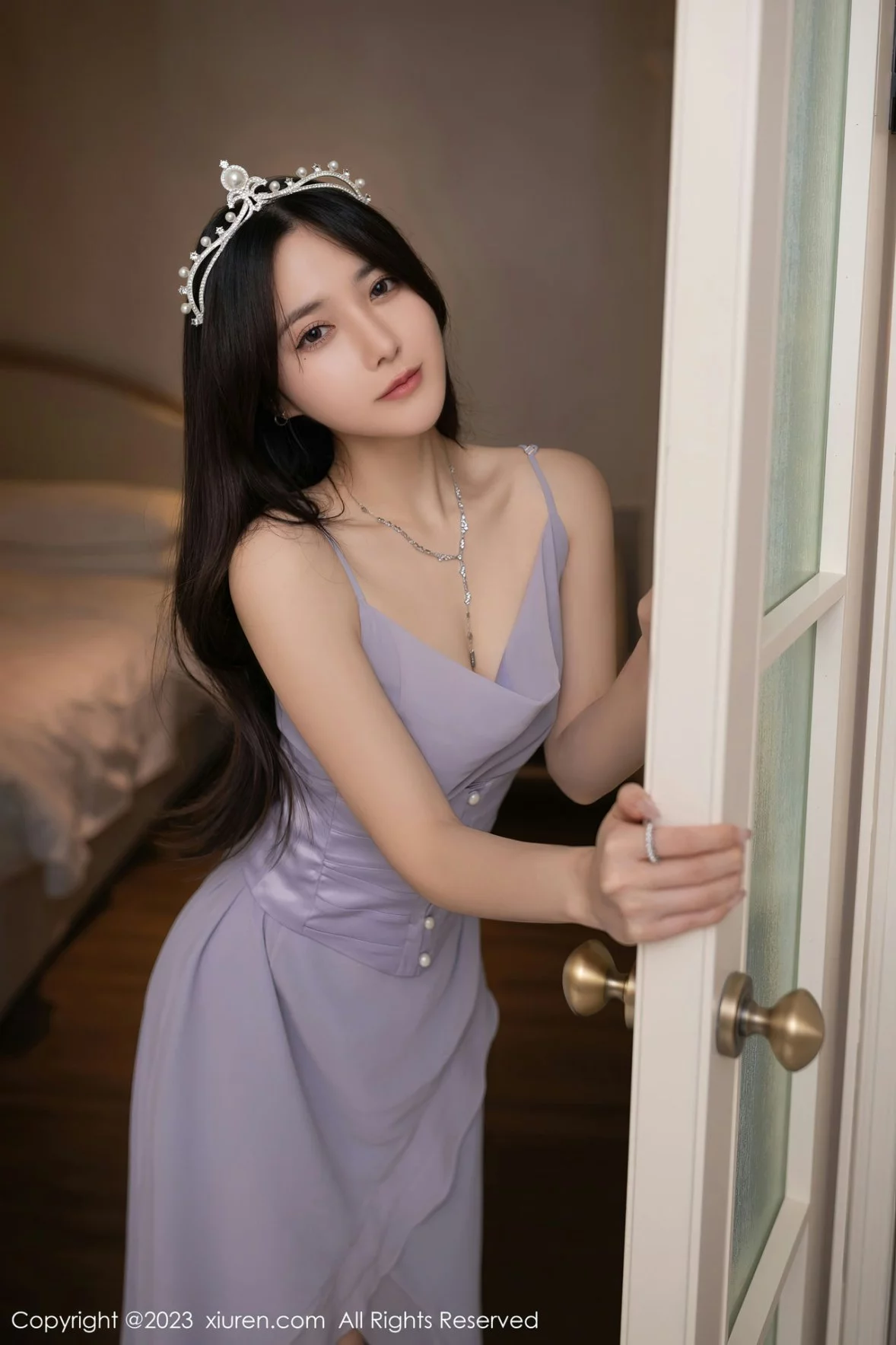 [[XiuRen秀人网]秀人网]No.6286_模特鱼子酱Fish生日篇主题紫灰色连衣长裙秀曼妙身姿迷人写真83P