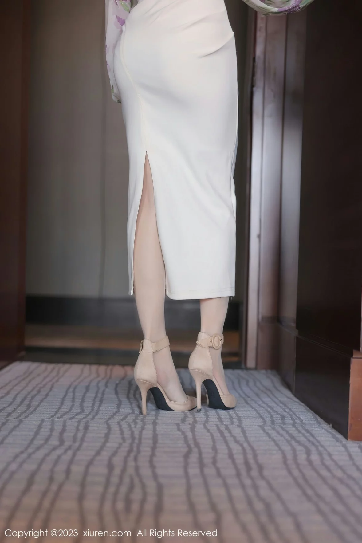 [[XiuRen秀人网]秀人网]No.6279_新人模特星子柒kiki组合拍摄半脱露白色内衣配原色丝袜性感写真111P