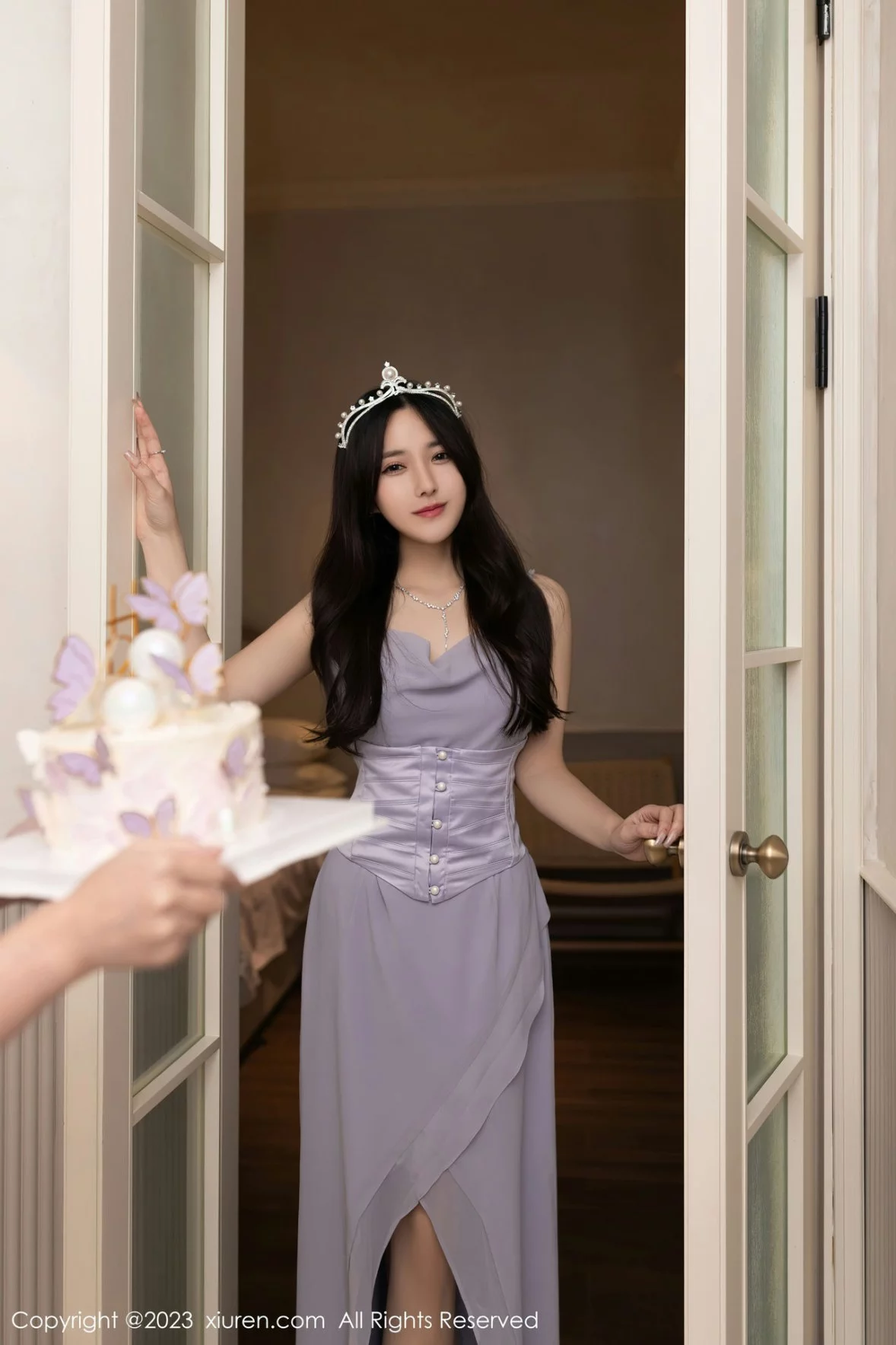 [[XiuRen秀人网]秀人网]No.6286_模特鱼子酱Fish生日篇主题紫灰色连衣长裙秀曼妙身姿迷人写真83P