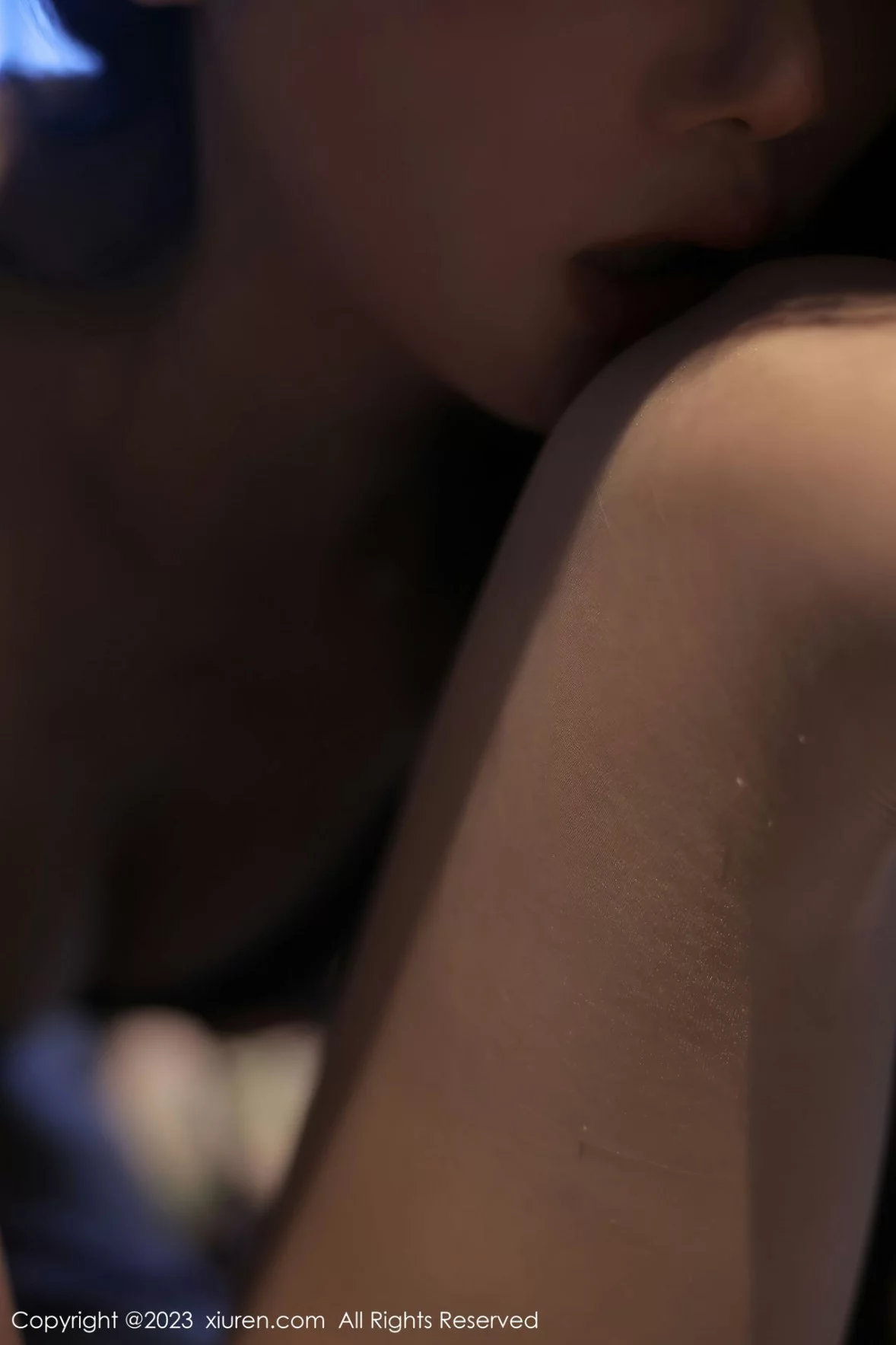 [[XiuRen秀人网]秀人网]No.6279_新人模特星子柒kiki组合拍摄半脱露白色内衣配原色丝袜性感写真111P