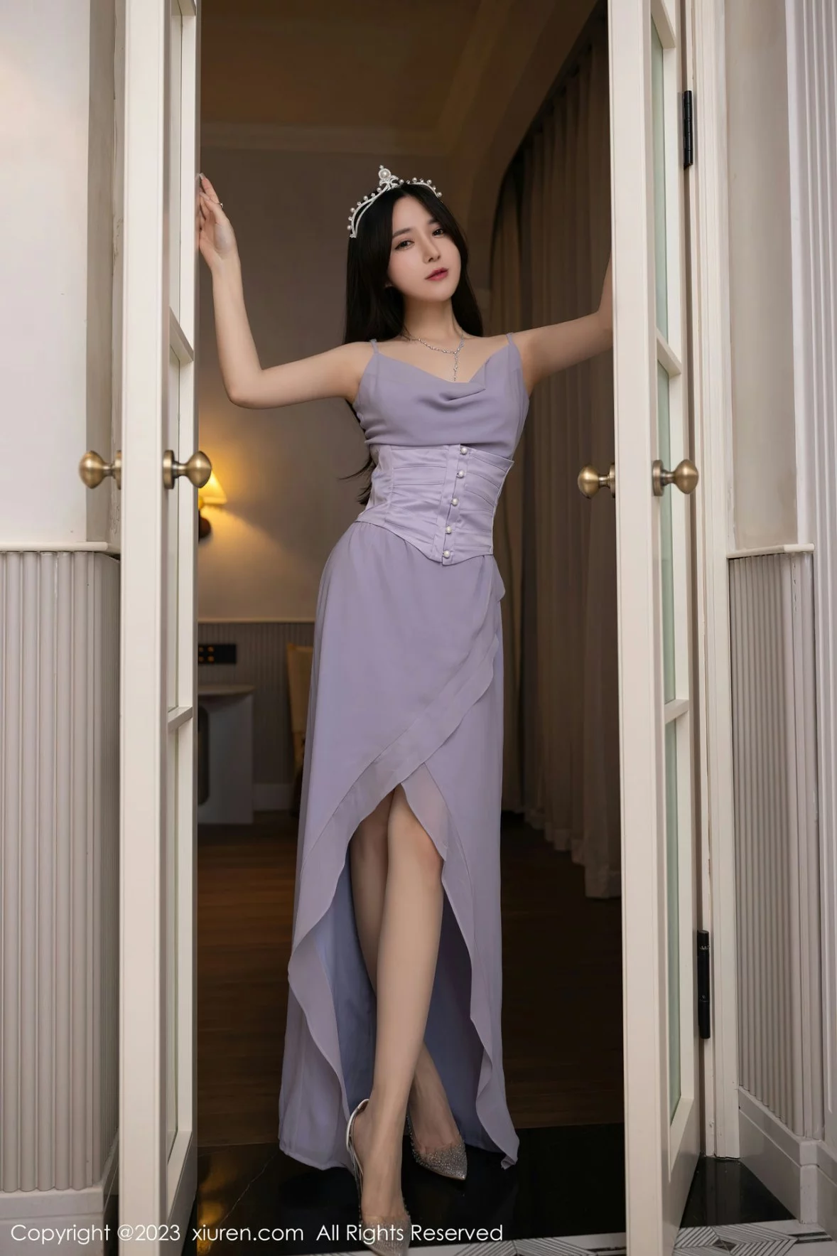 [[XiuRen秀人网]秀人网]No.6286_模特鱼子酱Fish生日篇主题紫灰色连衣长裙秀曼妙身姿迷人写真83P