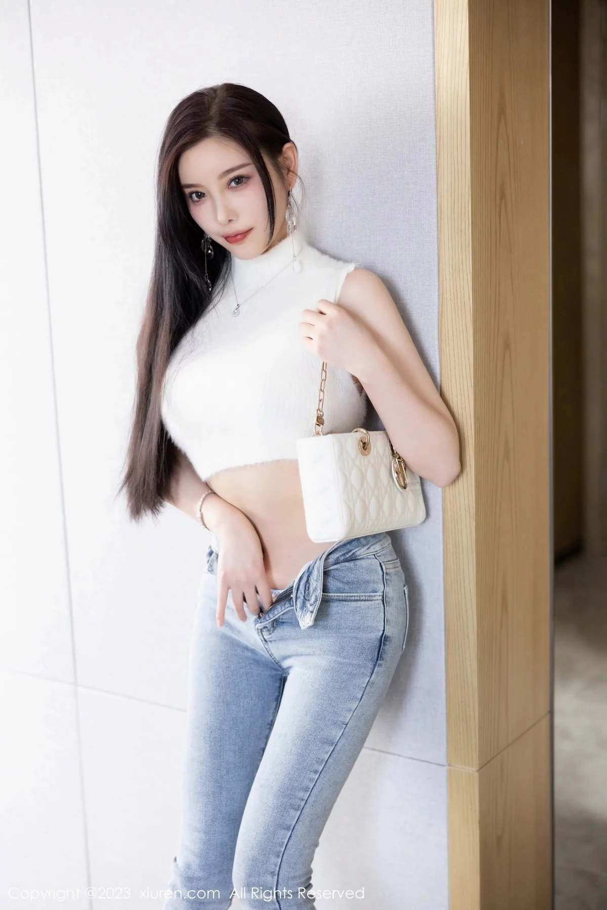 [[XiuRen秀人网]秀人网]No.6377_女神杨晨晨Yome白色短款上衣配牛仔裤秀丰腴身材完美诱惑写真80P