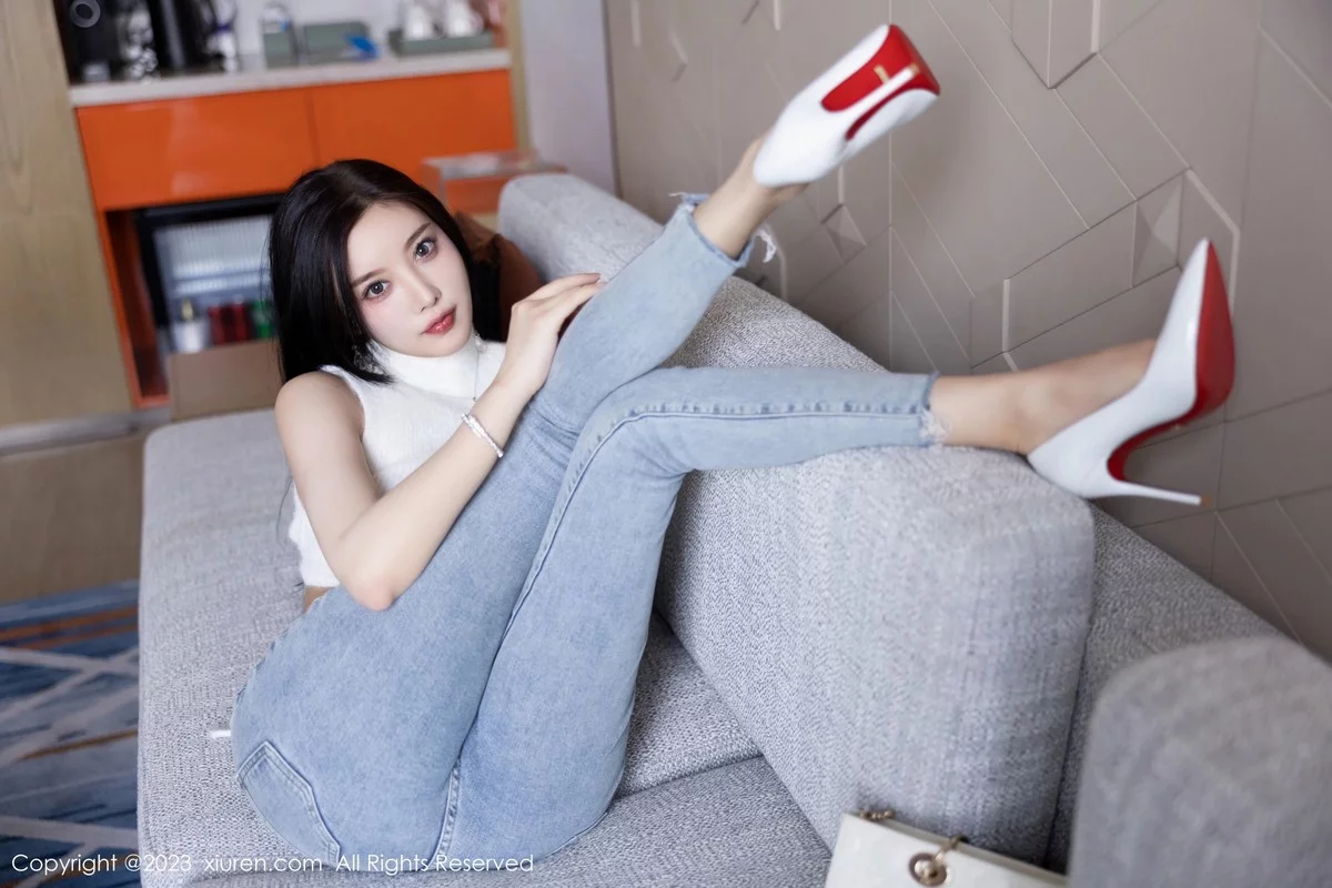 [[XiuRen秀人网]秀人网]No.6377_女神杨晨晨Yome白色短款上衣配牛仔裤秀丰腴身材完美诱惑写真80P