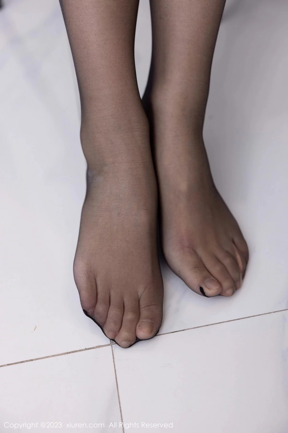 [[XiuRen秀人网]秀人网]No.6374_模特可乐Vicky性感蓝紫色吊带短裙配超薄黑丝秀美腿诱惑写真60P