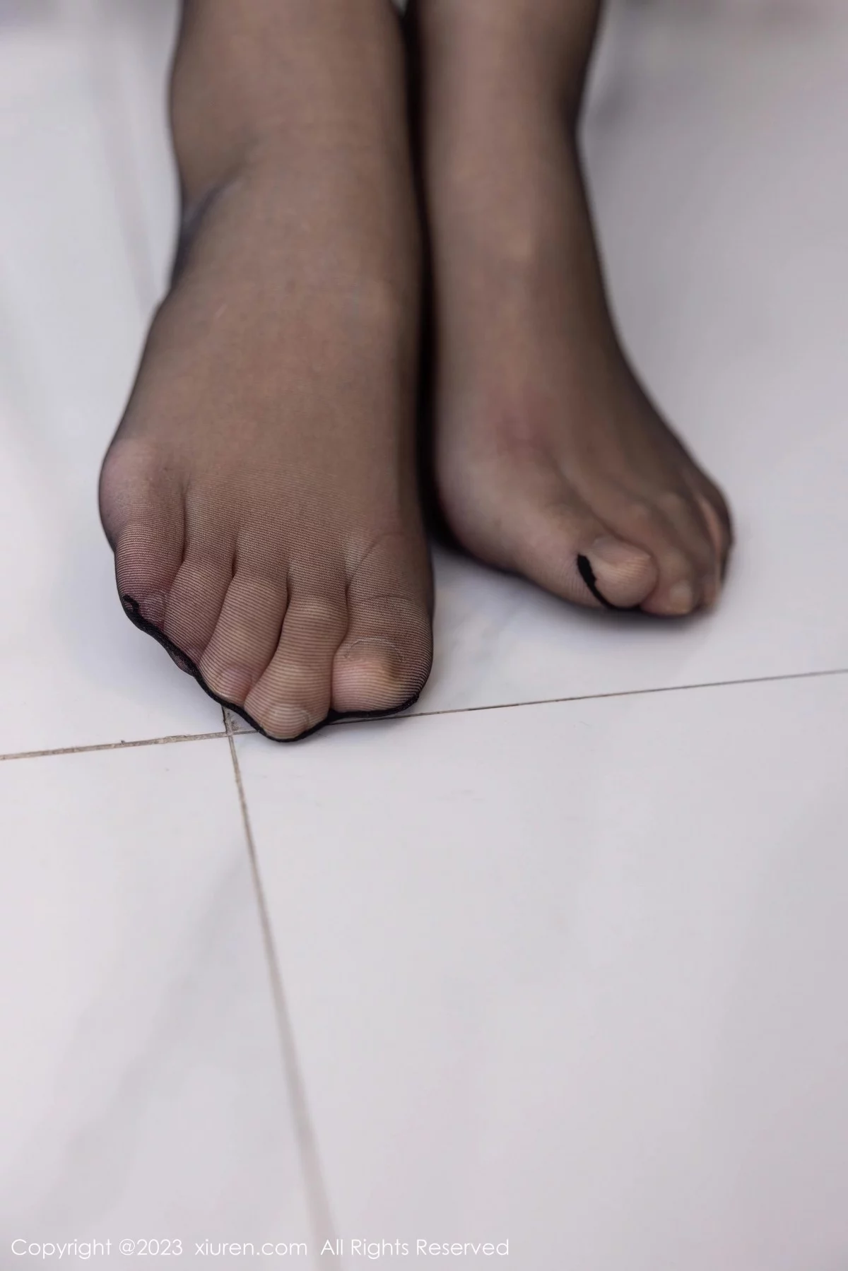 [[XiuRen秀人网]秀人网]No.6374_模特可乐Vicky性感蓝紫色吊带短裙配超薄黑丝秀美腿诱惑写真60P