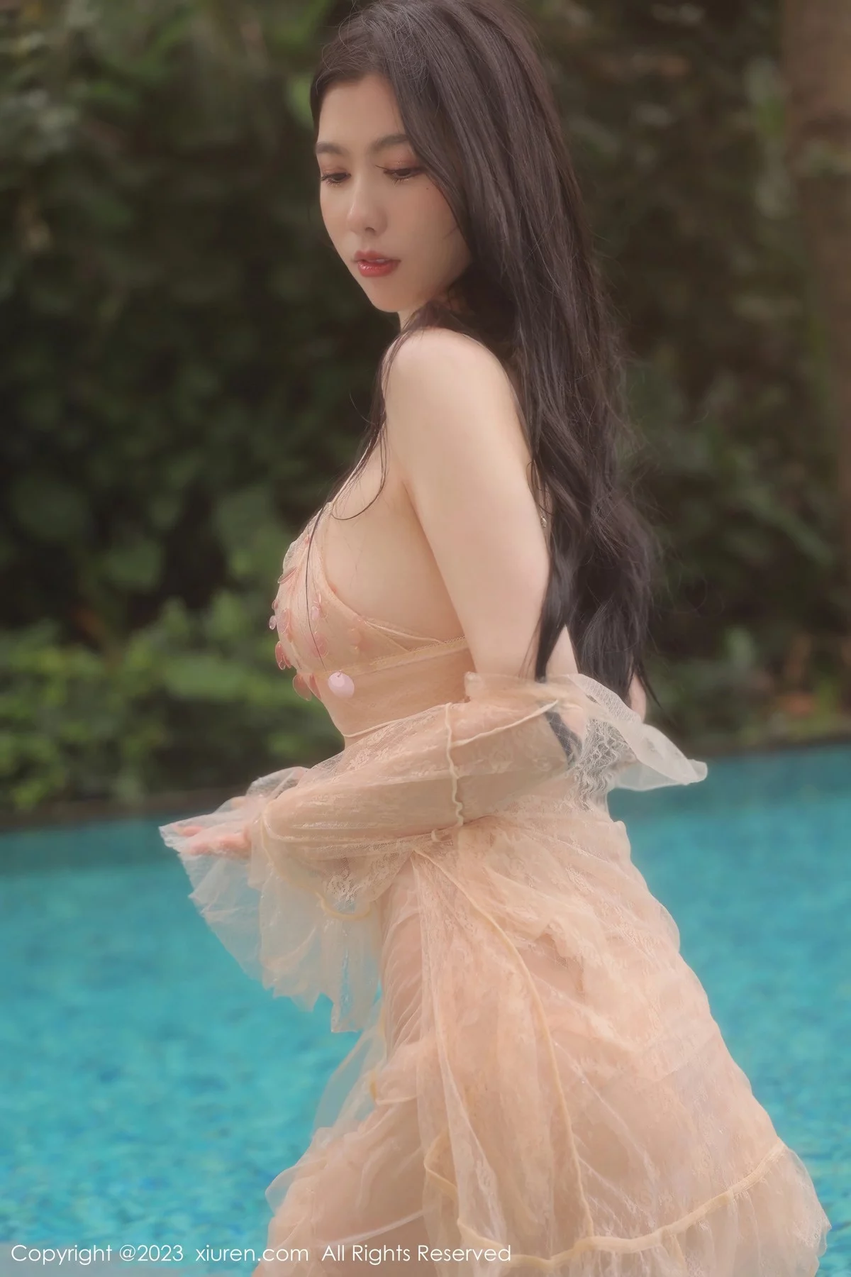 [[XiuRen秀人网]秀人网]No.6370_模特李雅柔泳池场景性感浅色薄透连衣长裙秀完美身材诱惑写真55P