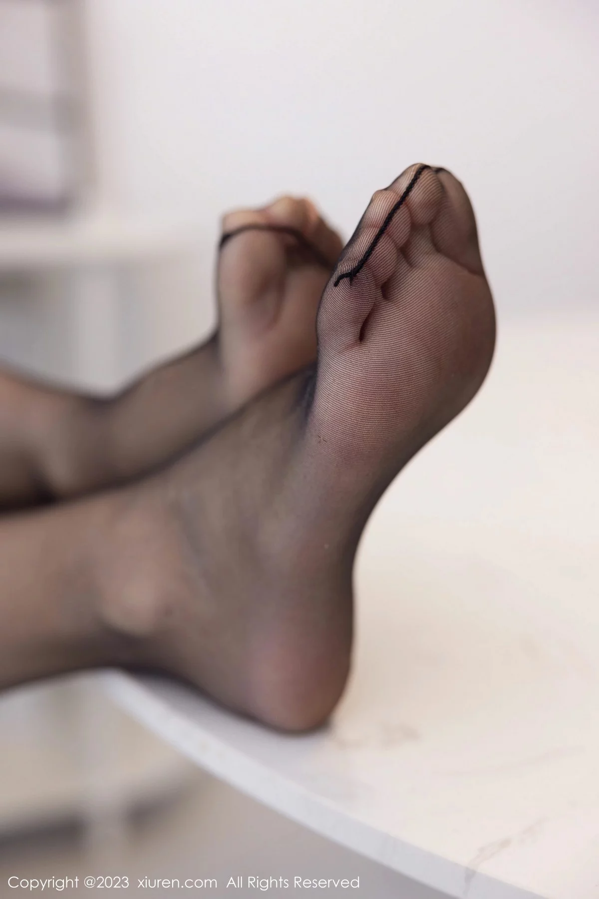 [[XiuRen秀人网]秀人网]No.6374_模特可乐Vicky性感蓝紫色吊带短裙配超薄黑丝秀美腿诱惑写真60P