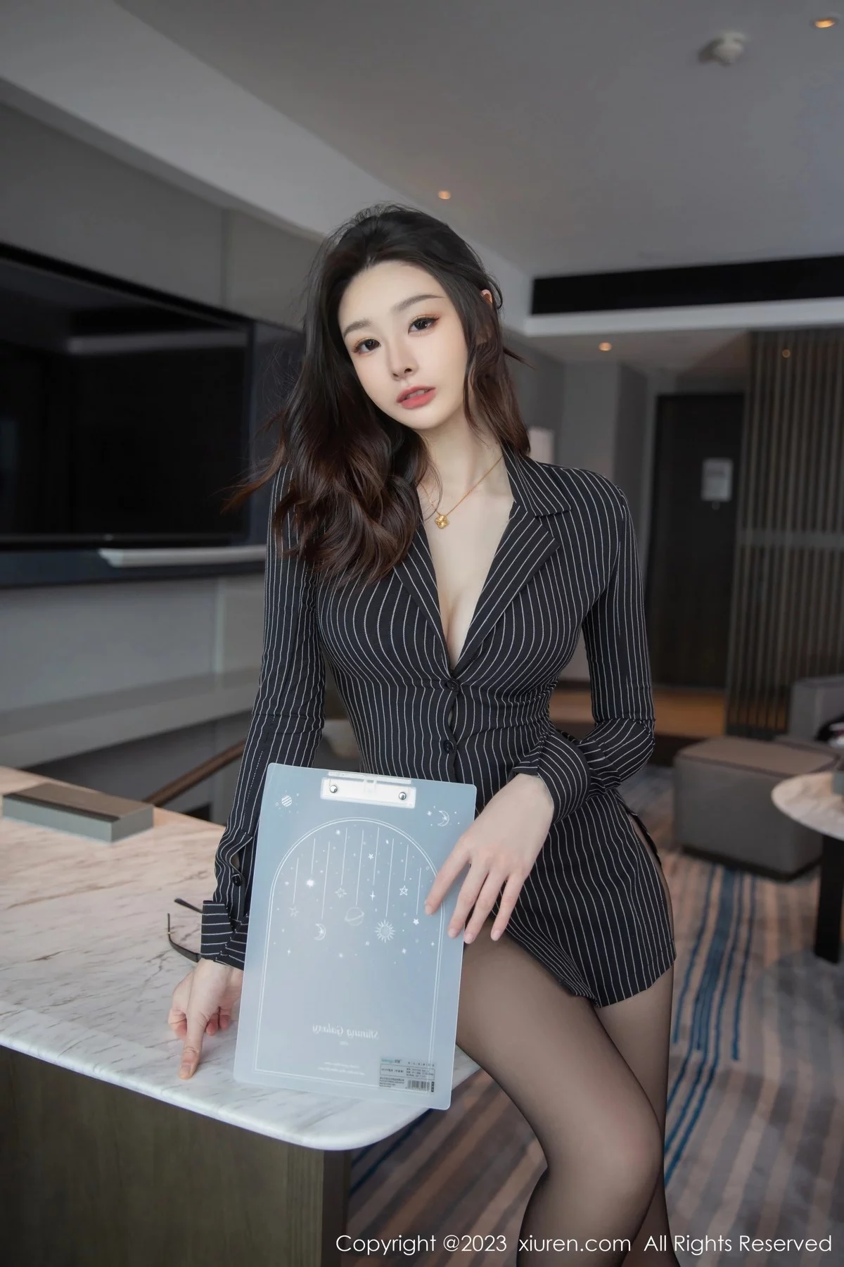 [[XiuRen秀人网]秀人网]No.6376_模特是小逗逗脱黑色条纹衬衣露黑色网纱轻透内衣迷人诱惑写真80P