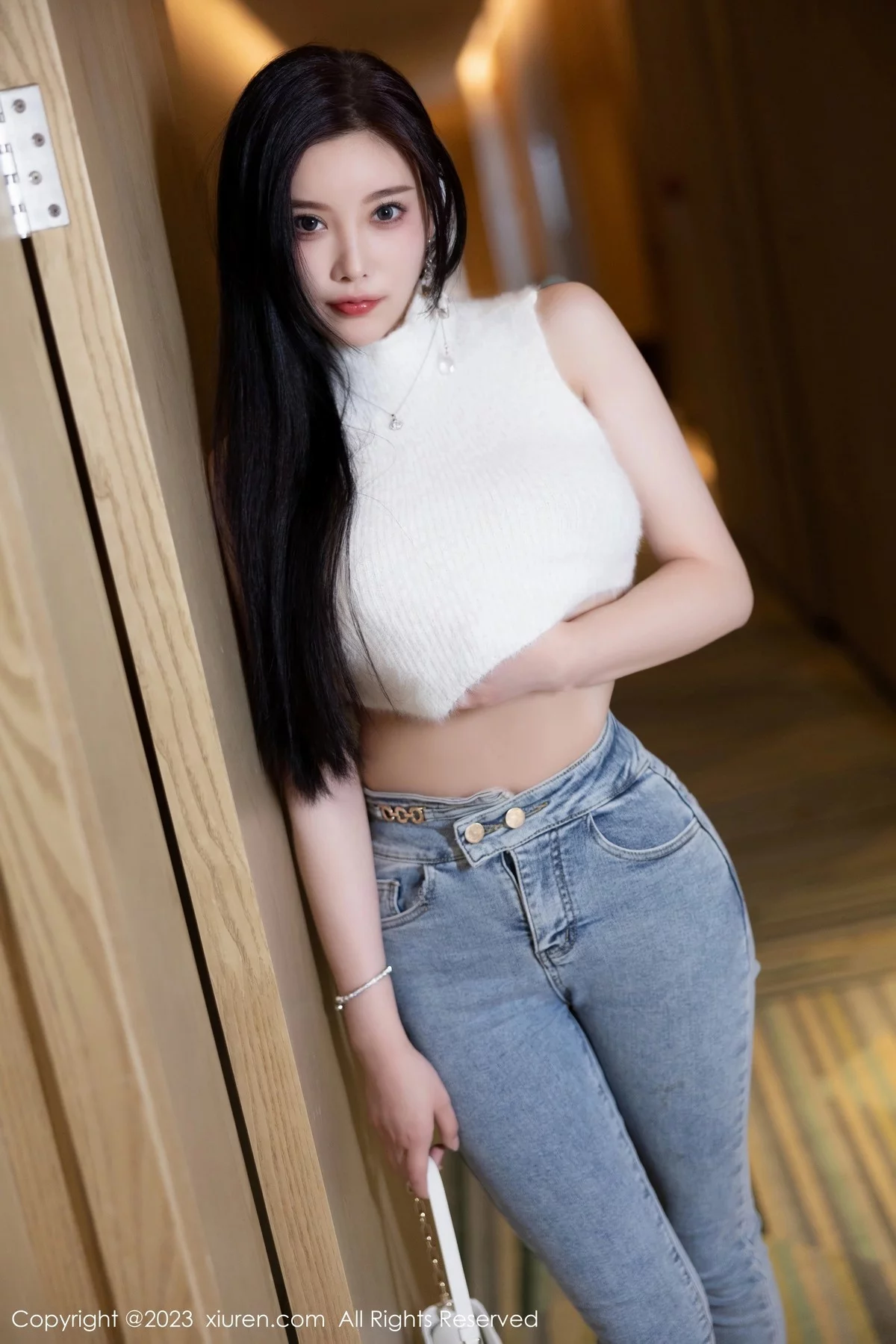 [[XiuRen秀人网]秀人网]No.6377_女神杨晨晨Yome白色短款上衣配牛仔裤秀丰腴身材完美诱惑写真80P