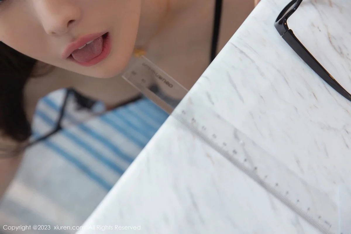 [[XiuRen秀人网]秀人网]No.6376_模特是小逗逗脱黑色条纹衬衣露黑色网纱轻透内衣迷人诱惑写真80P