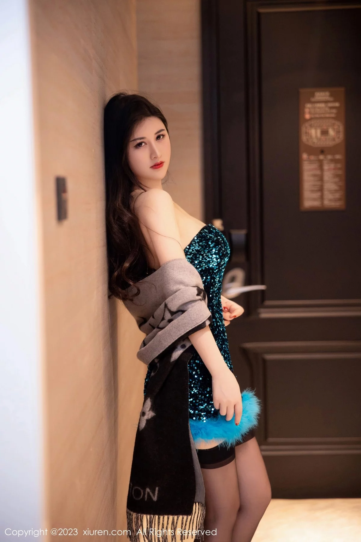 [[XiuRen秀人网]秀人网]No.6384_模特诗诗kiki性感蓝黑露肩连衣短裙露黑色蕾丝内衣惹火诱惑写真86P