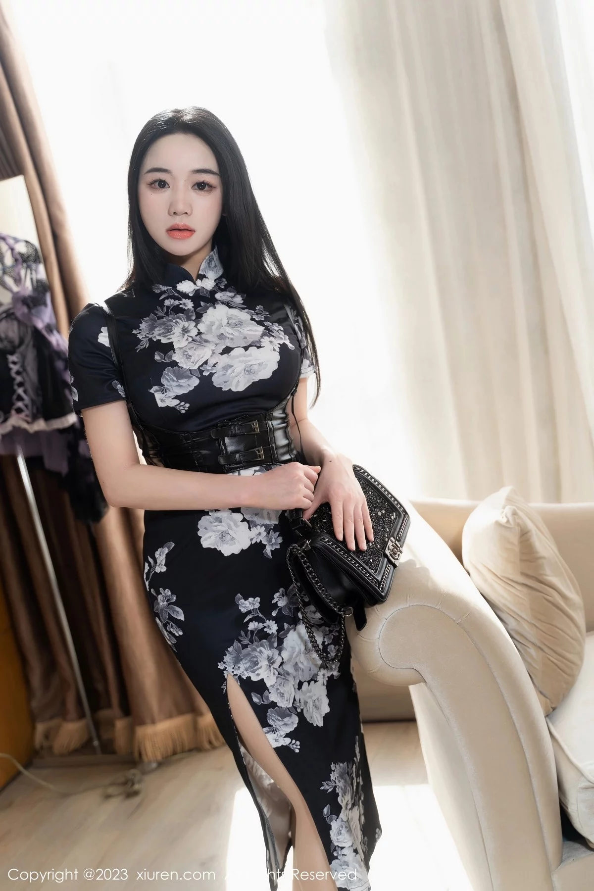 [[XiuRen秀人网]秀人网]No.6379_模特汐汐爱吃草莓性感黑白色上衣配开档肉丝秀完美身材诱惑写真62P