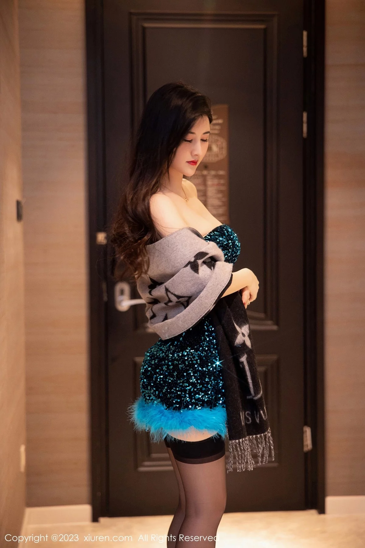 [[XiuRen秀人网]秀人网]No.6384_模特诗诗kiki性感蓝黑露肩连衣短裙露黑色蕾丝内衣惹火诱惑写真86P