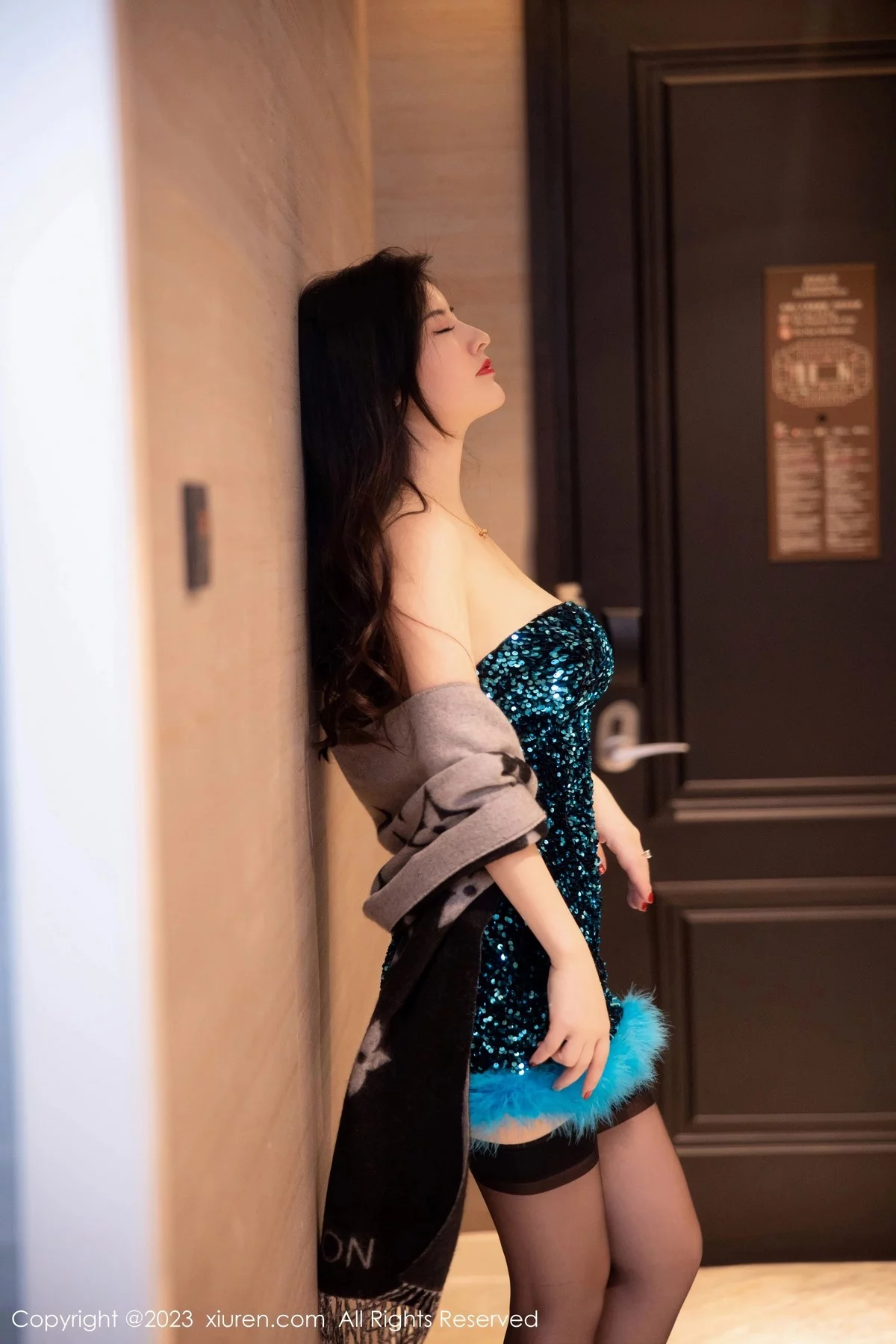 [[XiuRen秀人网]秀人网]No.6384_模特诗诗kiki性感蓝黑露肩连衣短裙露黑色蕾丝内衣惹火诱惑写真86P