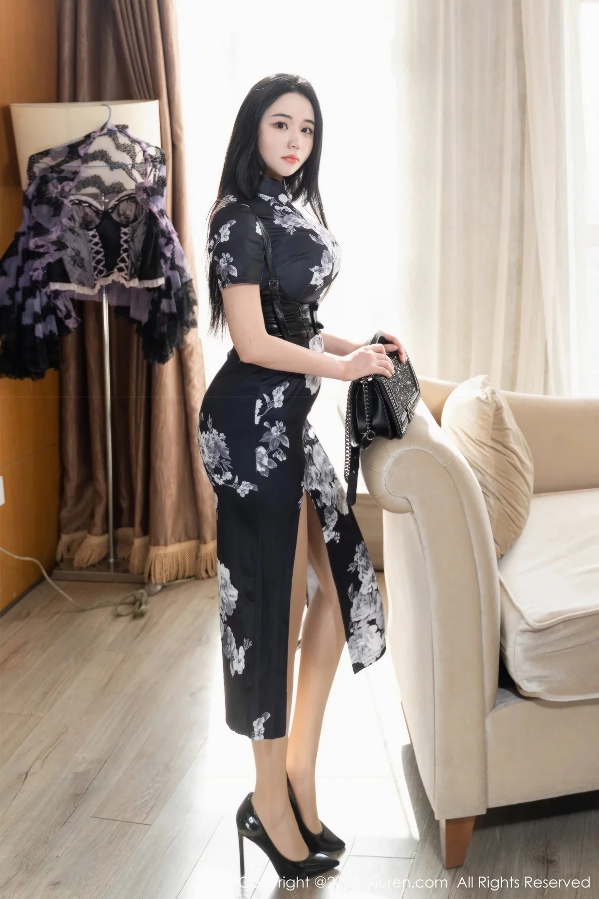 [[XiuRen秀人网]秀人网]No.6379_模特汐汐爱吃草莓性感黑白色上衣配开档肉丝秀完美身材诱惑写真62P